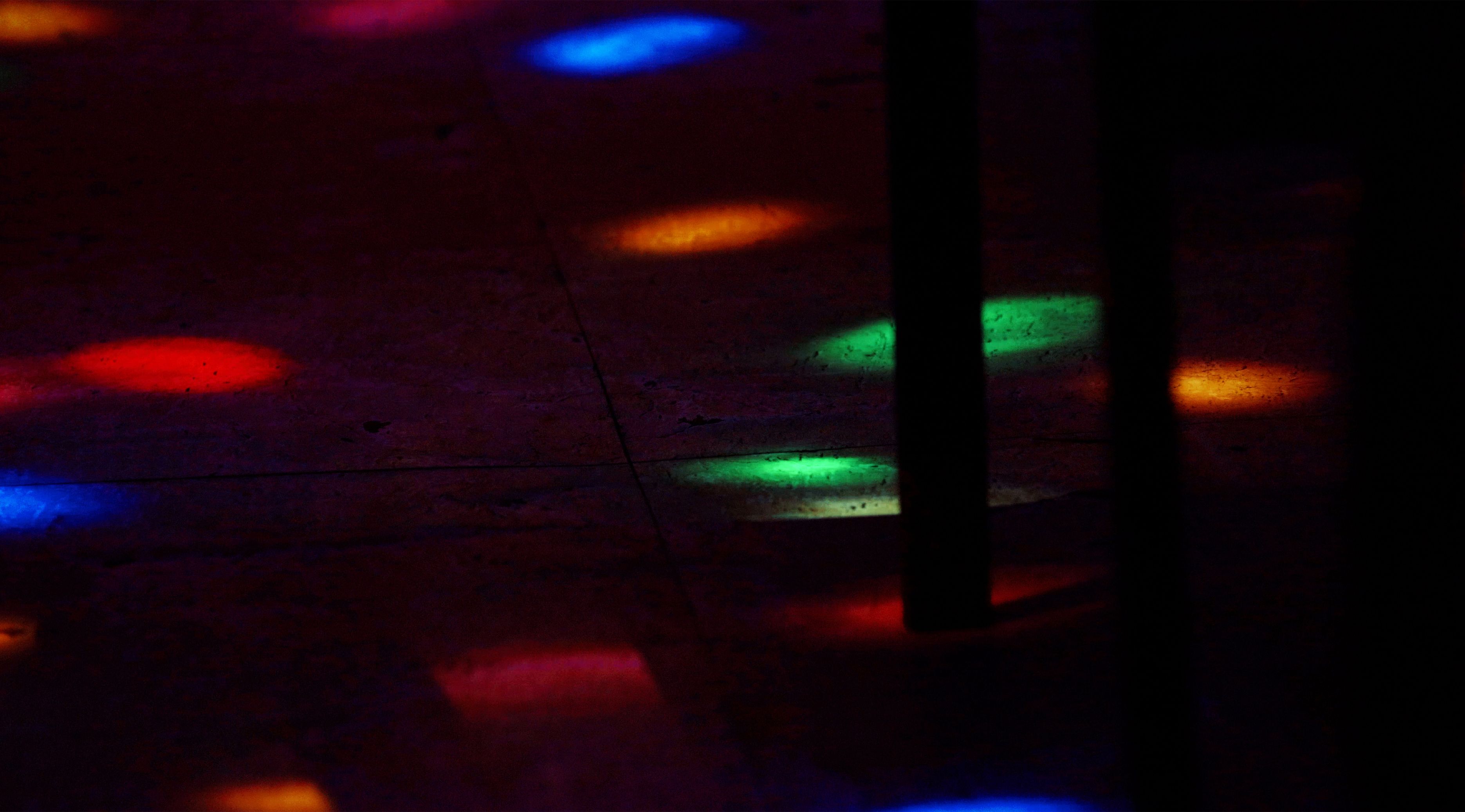 歌廳猶如社會縮影，其中有光明有黑暗。