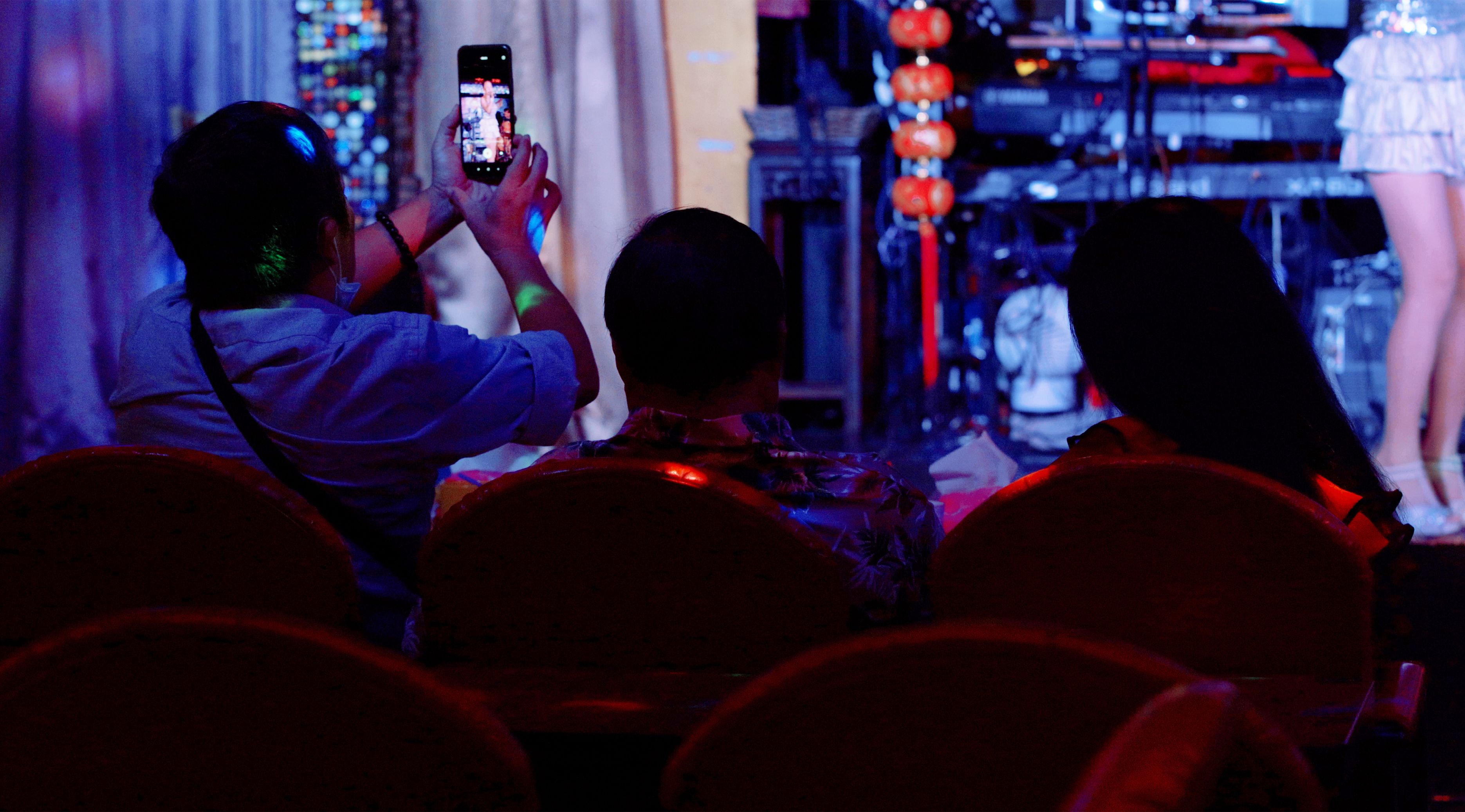 歌廳歌手與客人間如何拿捏分寸是門學問。