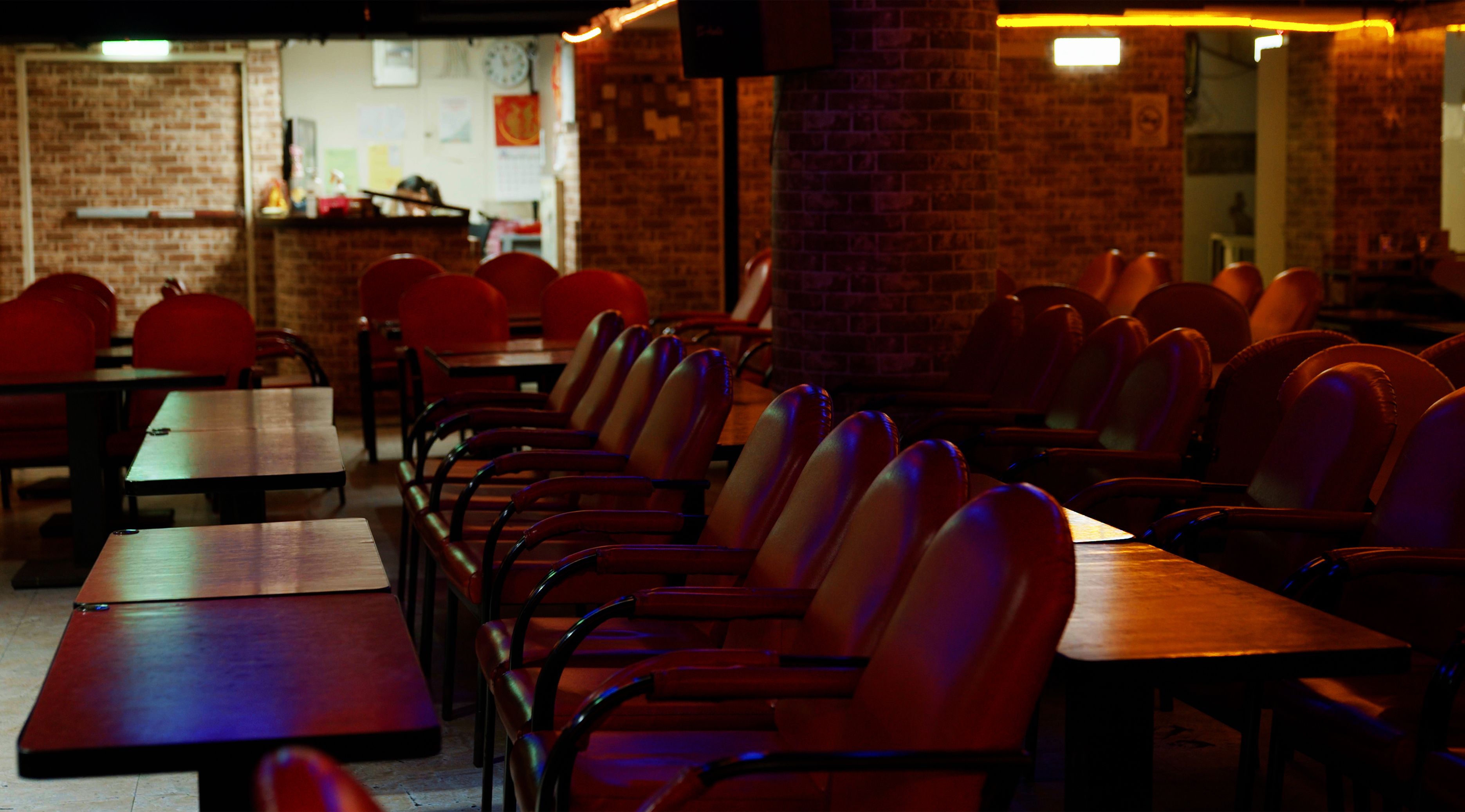 現今歌廳強調業績，讓歌手和客人都頗具壓力。