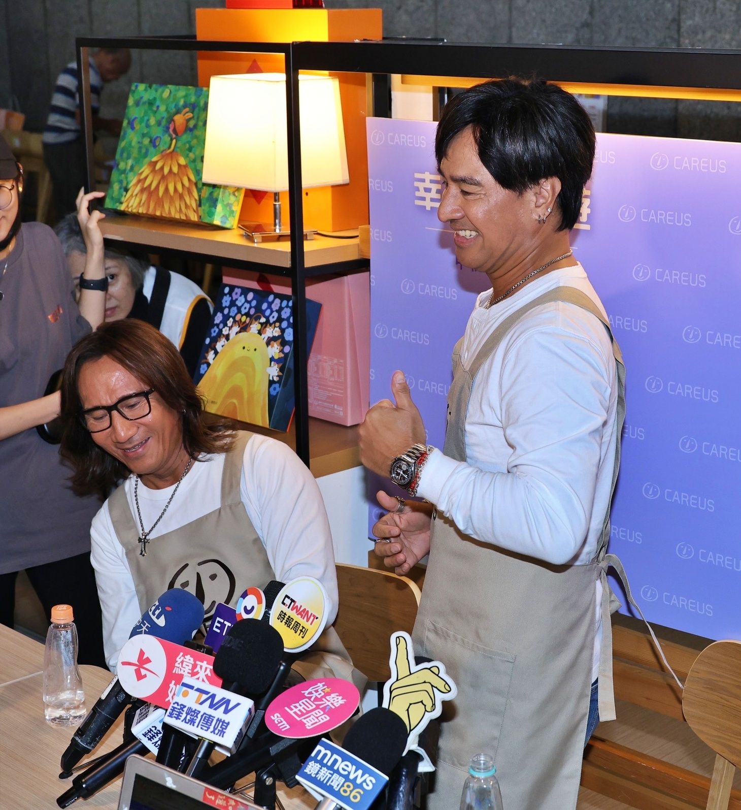 尤秋興（右）今受訪重現苦練多時的三振舞。（陳德興攝）