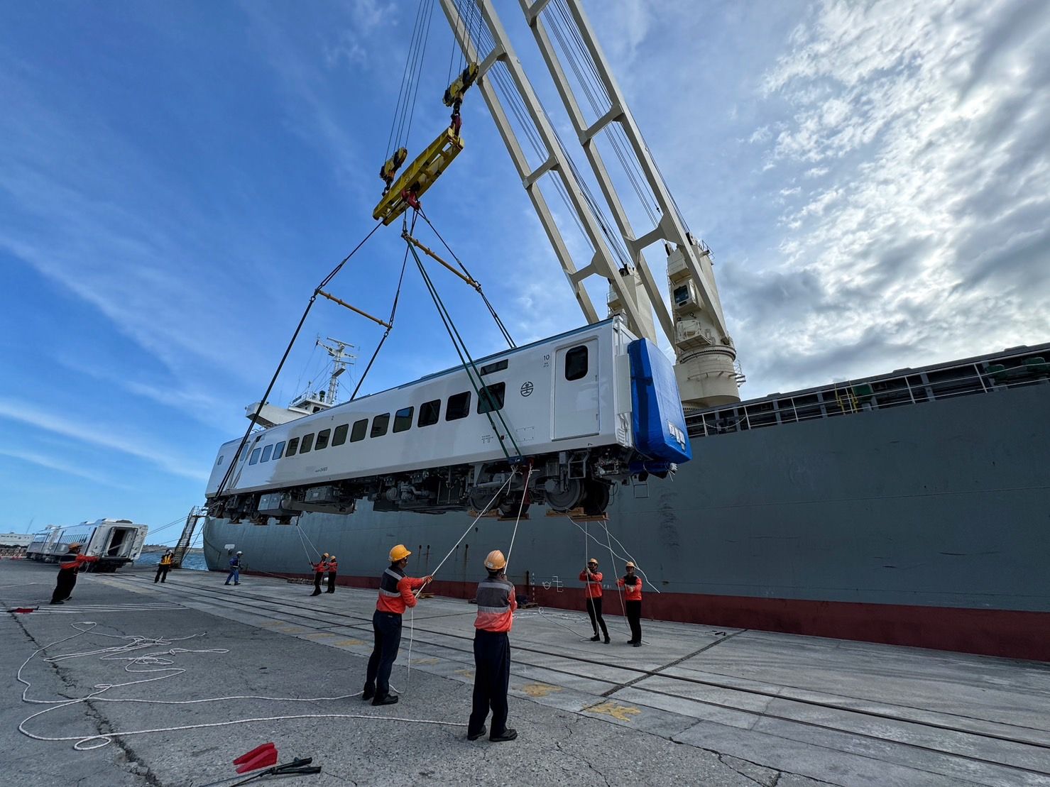 火車吊掛過程地面指揮手跟吊車操作手必須緊密配合。