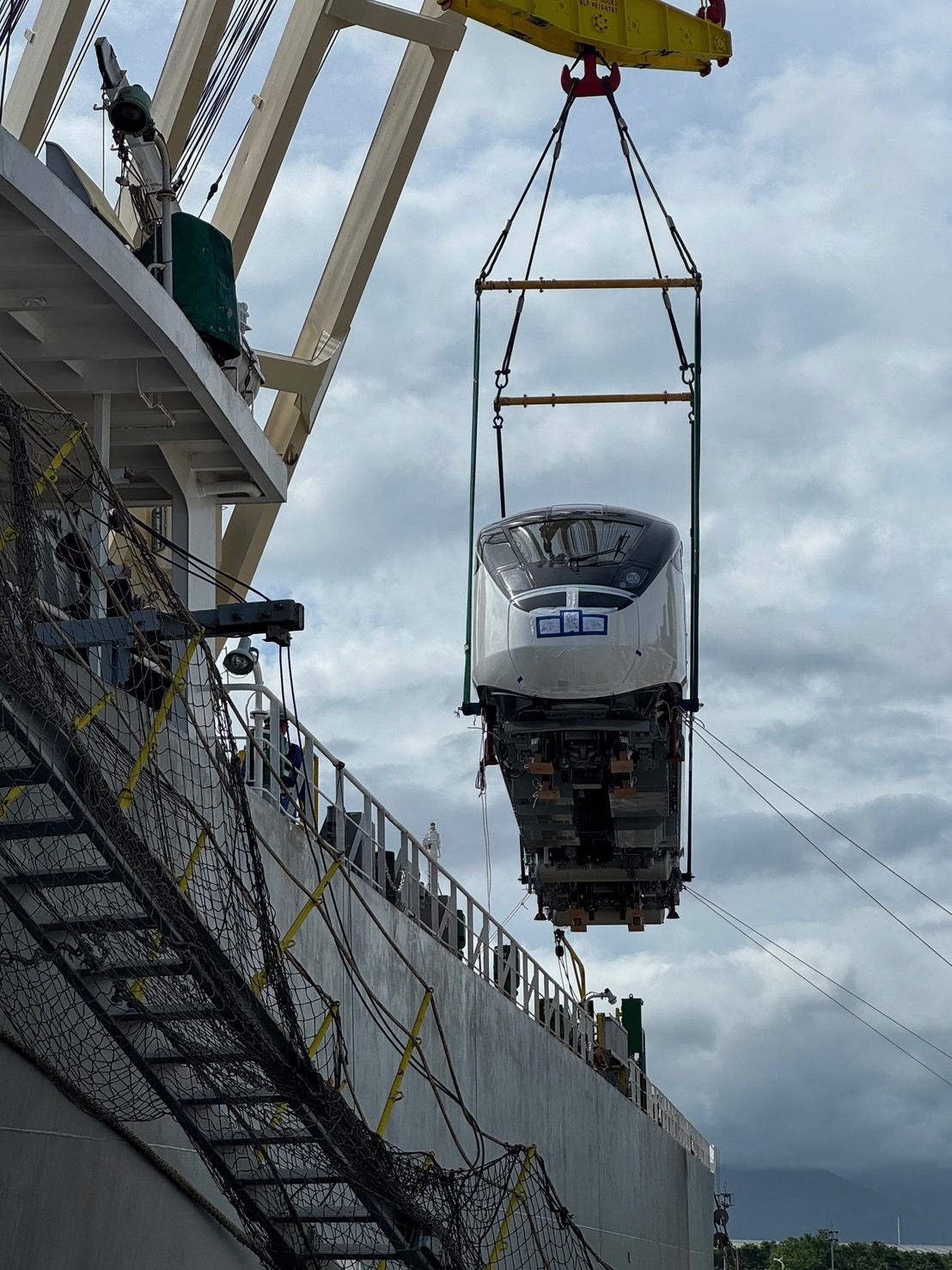 火車吊掛過程一分一秒都不能鬆懈。