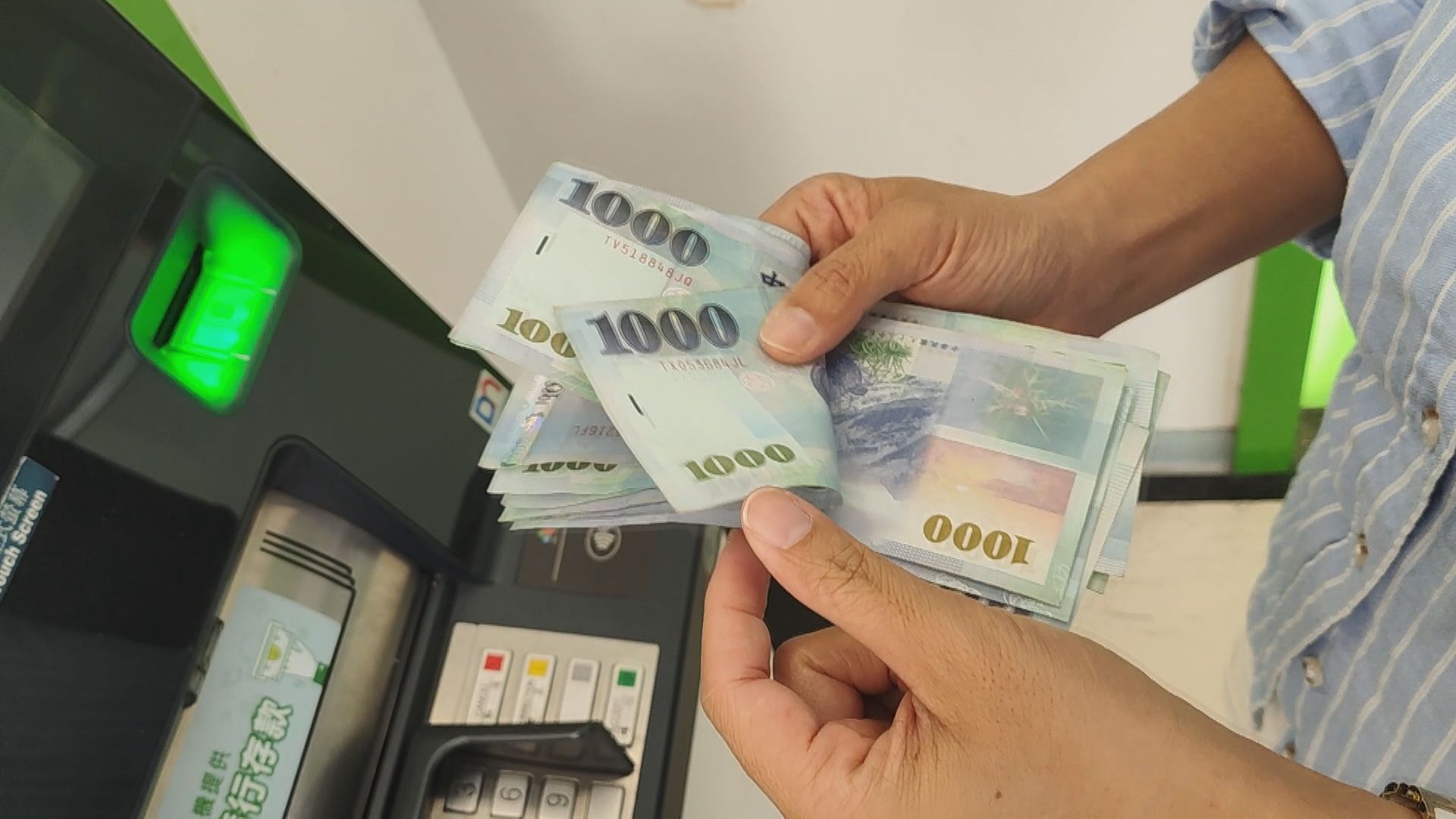 未滿12歲男童遭詐團指示領贓款　母親陪同「無證據涉案」獲不起訴