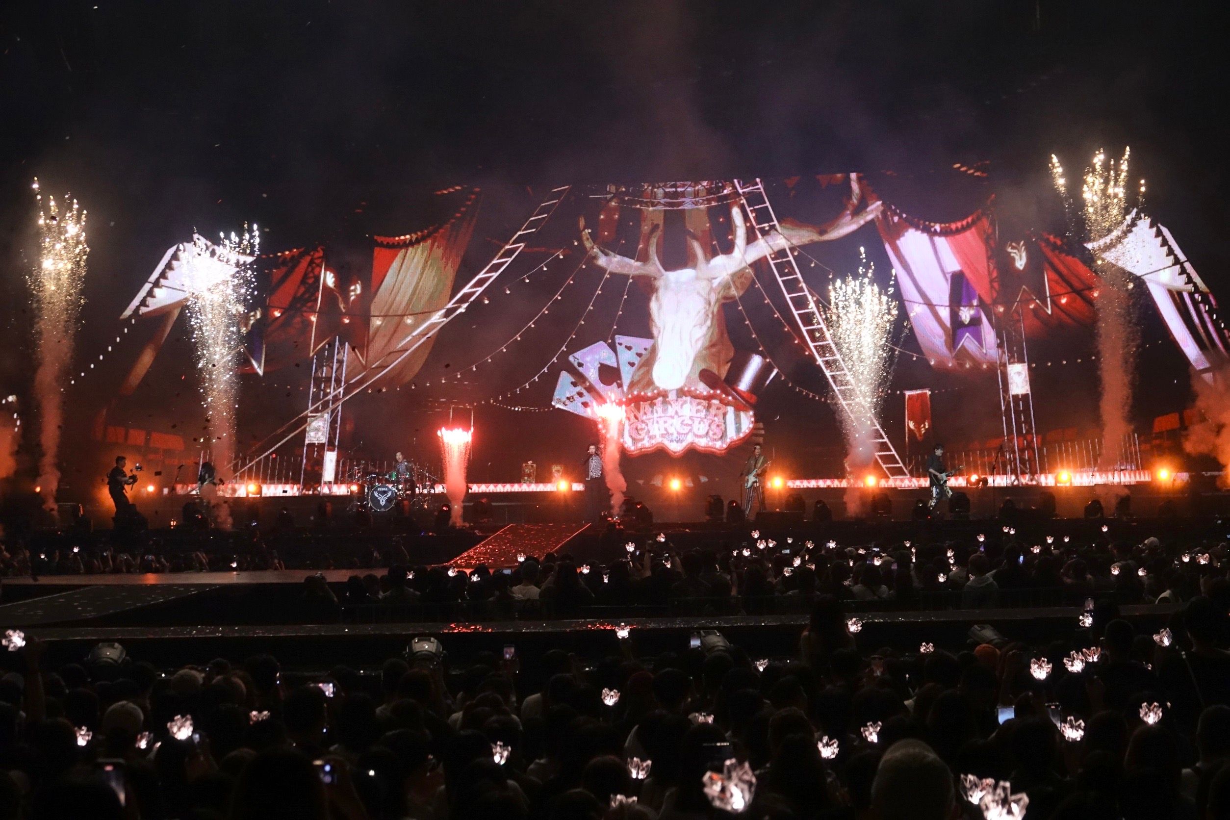 麋先生今晚將小巨蛋變成一座充滿奇幻色彩的「馬戲團」。（陳德興攝）