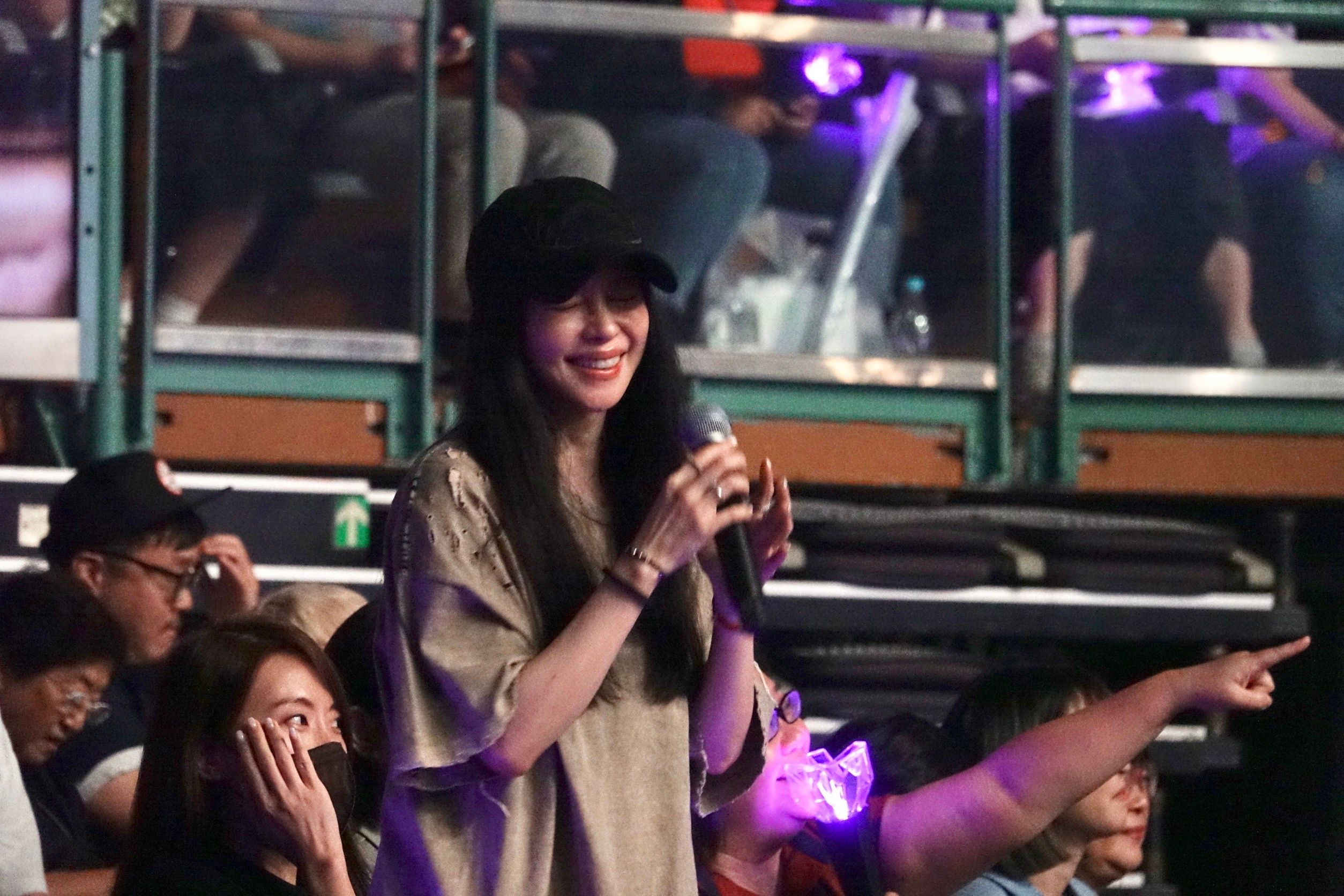 坐在貴賓席的徐若瑄被cue合唱。（陳德興攝）