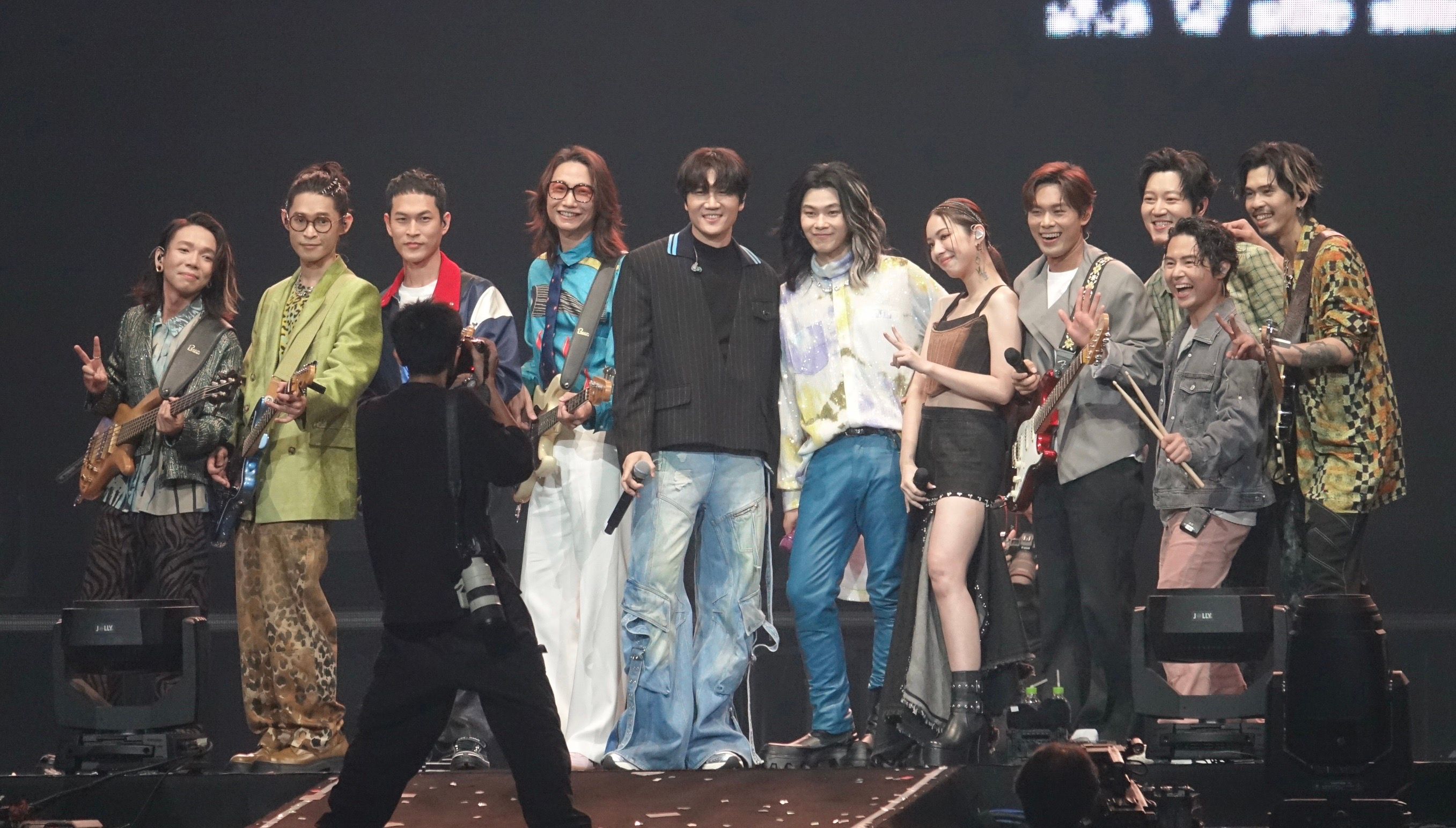 麋先生揪告五人、宇宙人同台演出，留下史無前例的畫面。（陳德興攝）