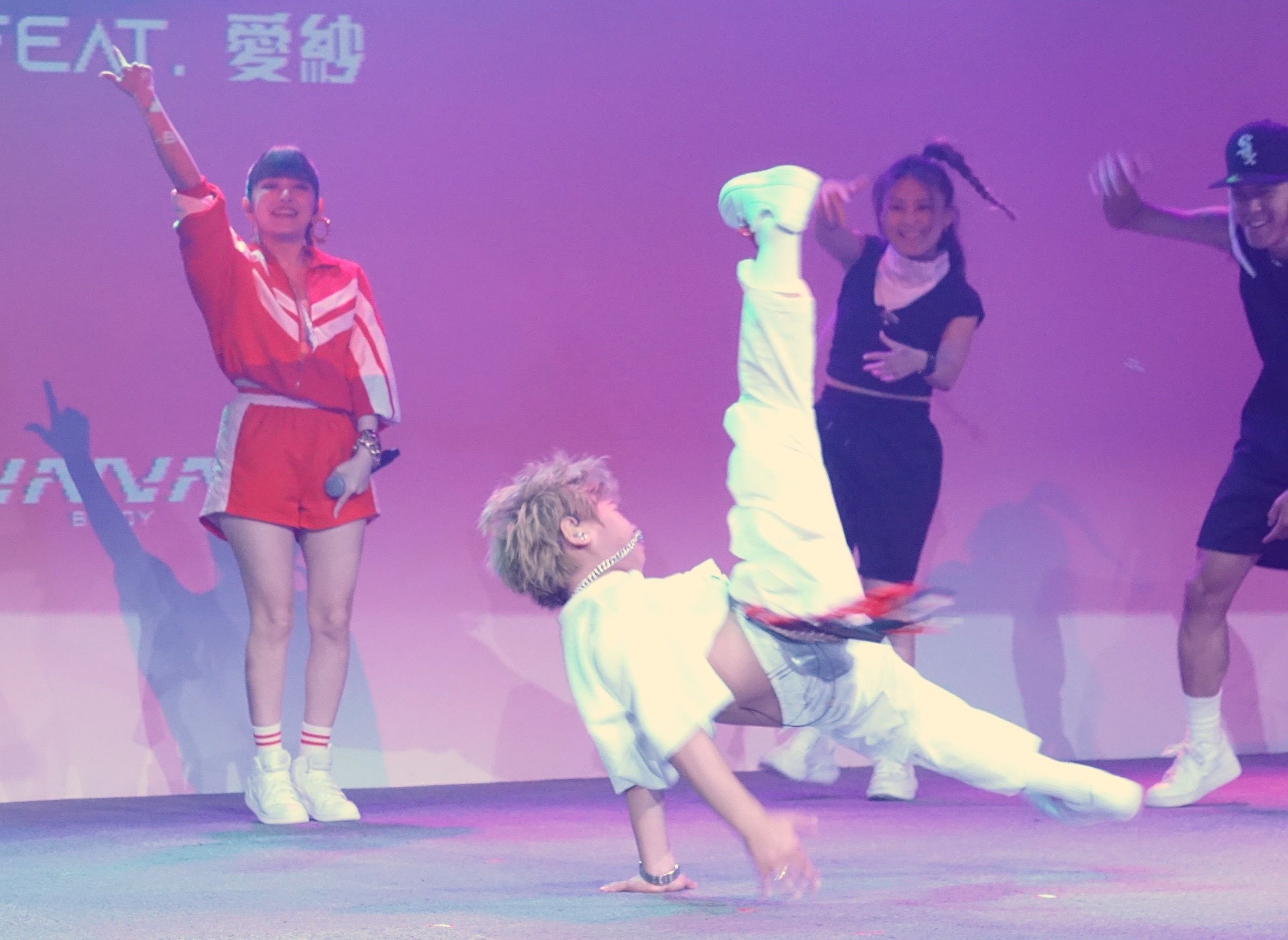 NANA挑戰當唱跳歌手。（陳德興攝）