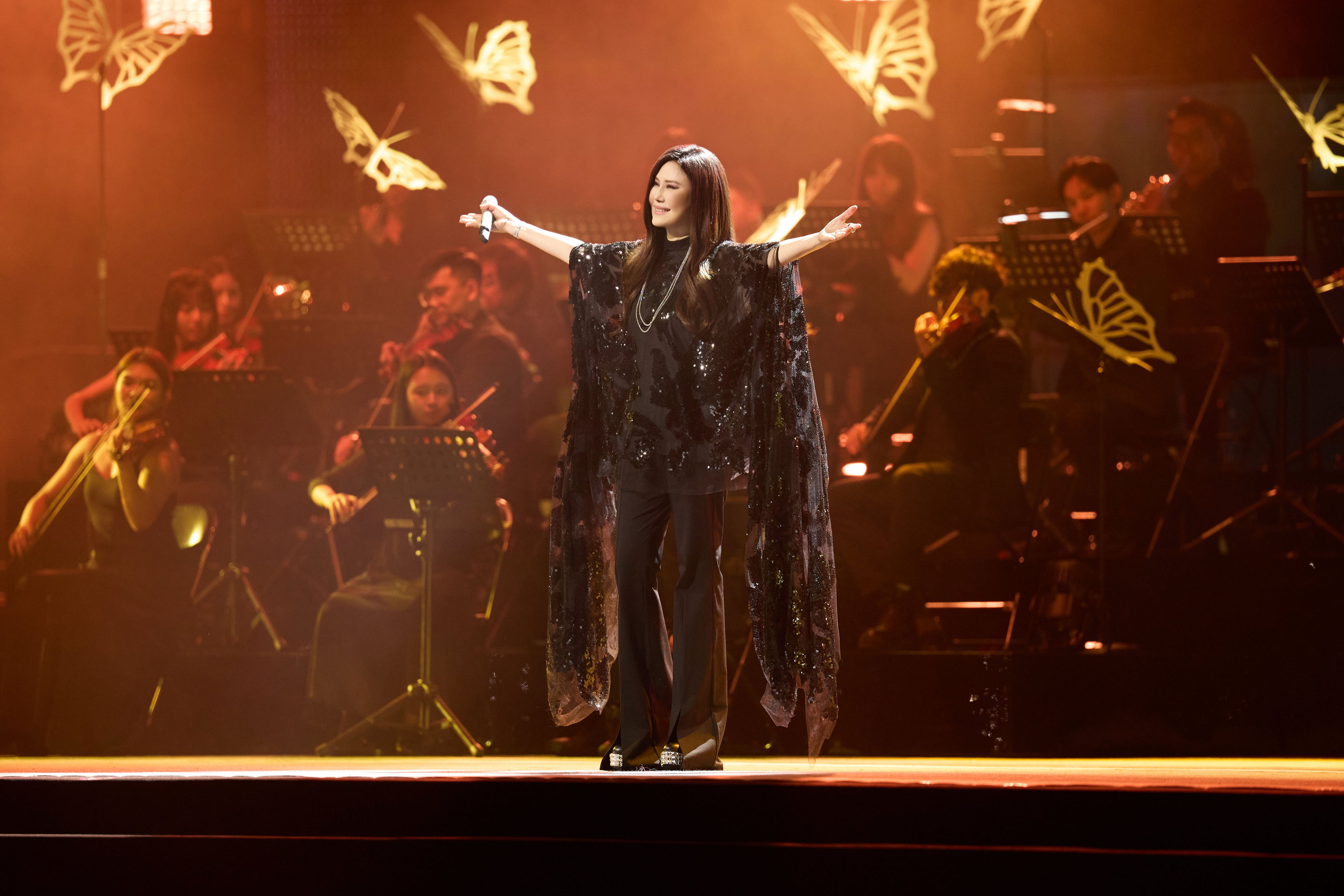 江蕙國慶晚會獻唱驚現「蓮花圖背景」　許常德傻眼點評：好可怕