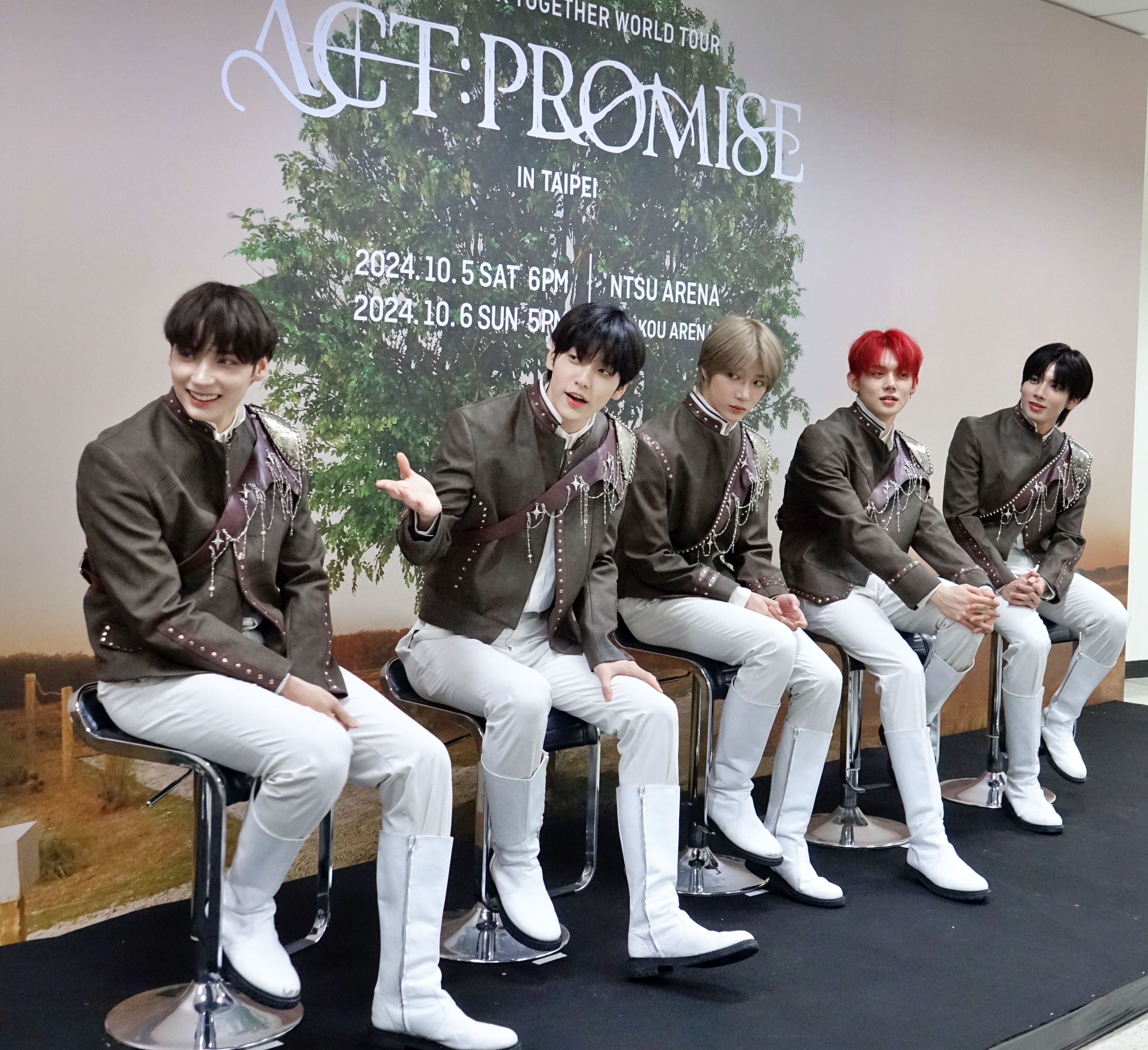 TOMORROW X TOGETHER成員休寧凱（左起）、秀彬、杋圭、然竣、太顯接受台灣媒體訪問。（陳德興攝）