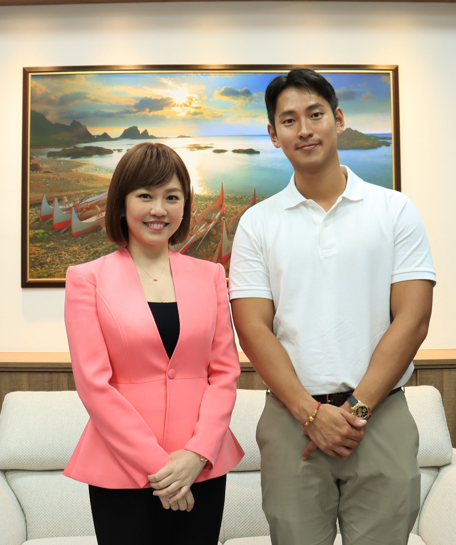 主播廖芳潔對Jeremy(右)父親呂敬來點頭參加實境節目的決定表示佩服。