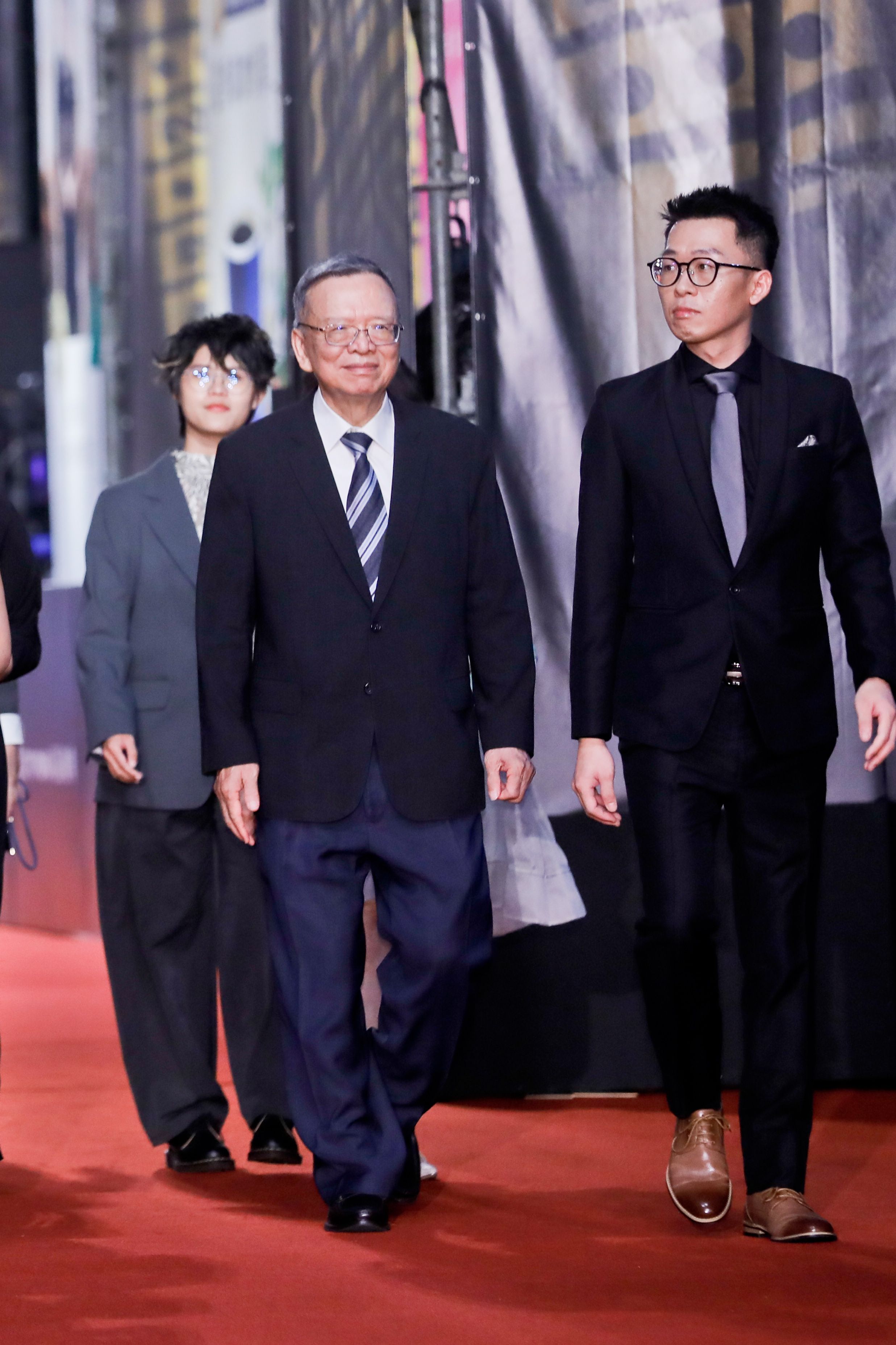 鏡電視董事長鄭優(中)以實際行動支持同事，親自出席金鐘獎頒獎典禮。(鏡週刊照片提供)