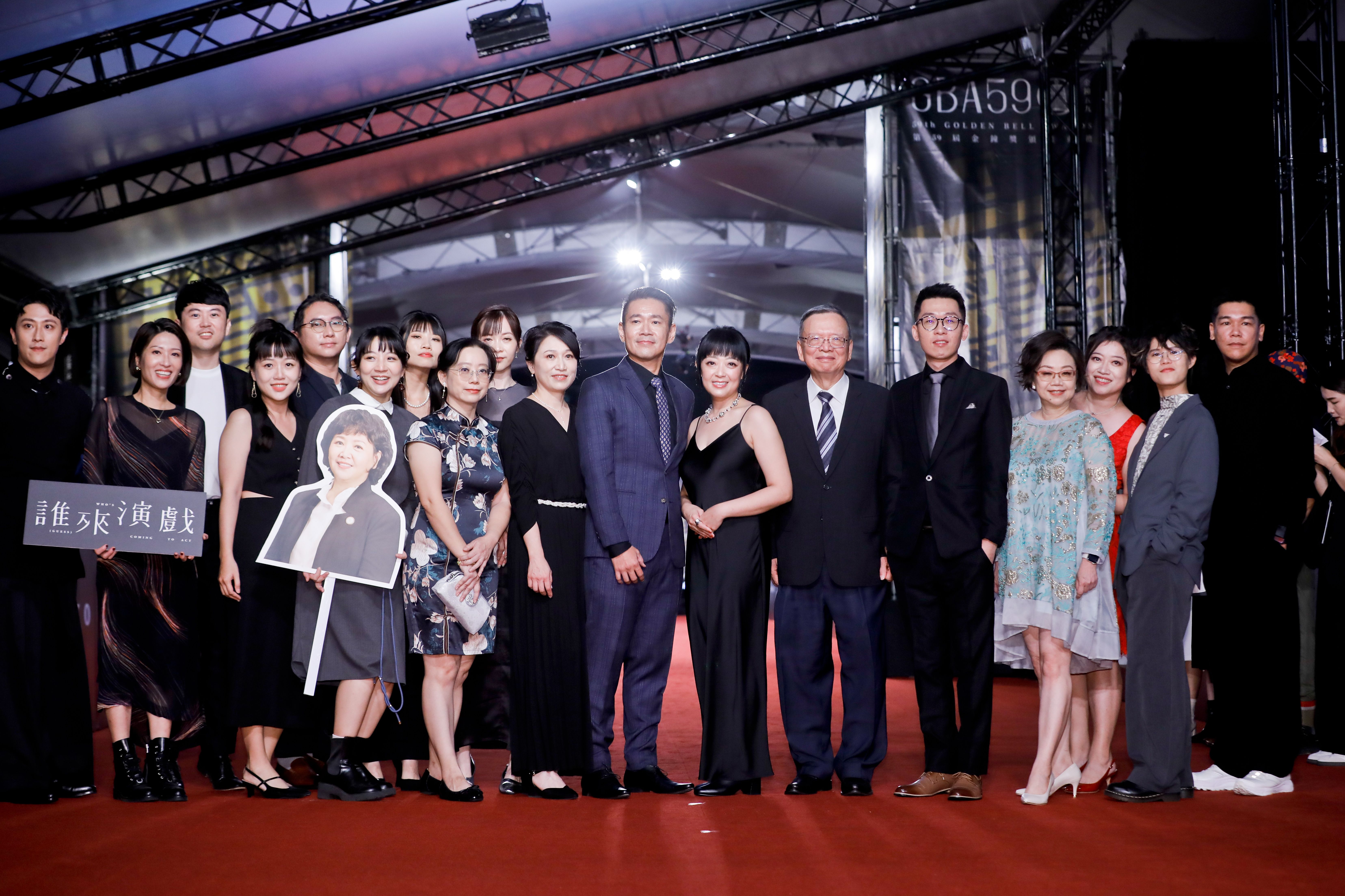 鏡電視董事長鄭優(右6)與台內入圍者、節目製作同事在星光大道上留影。(鏡週刊照片提供)