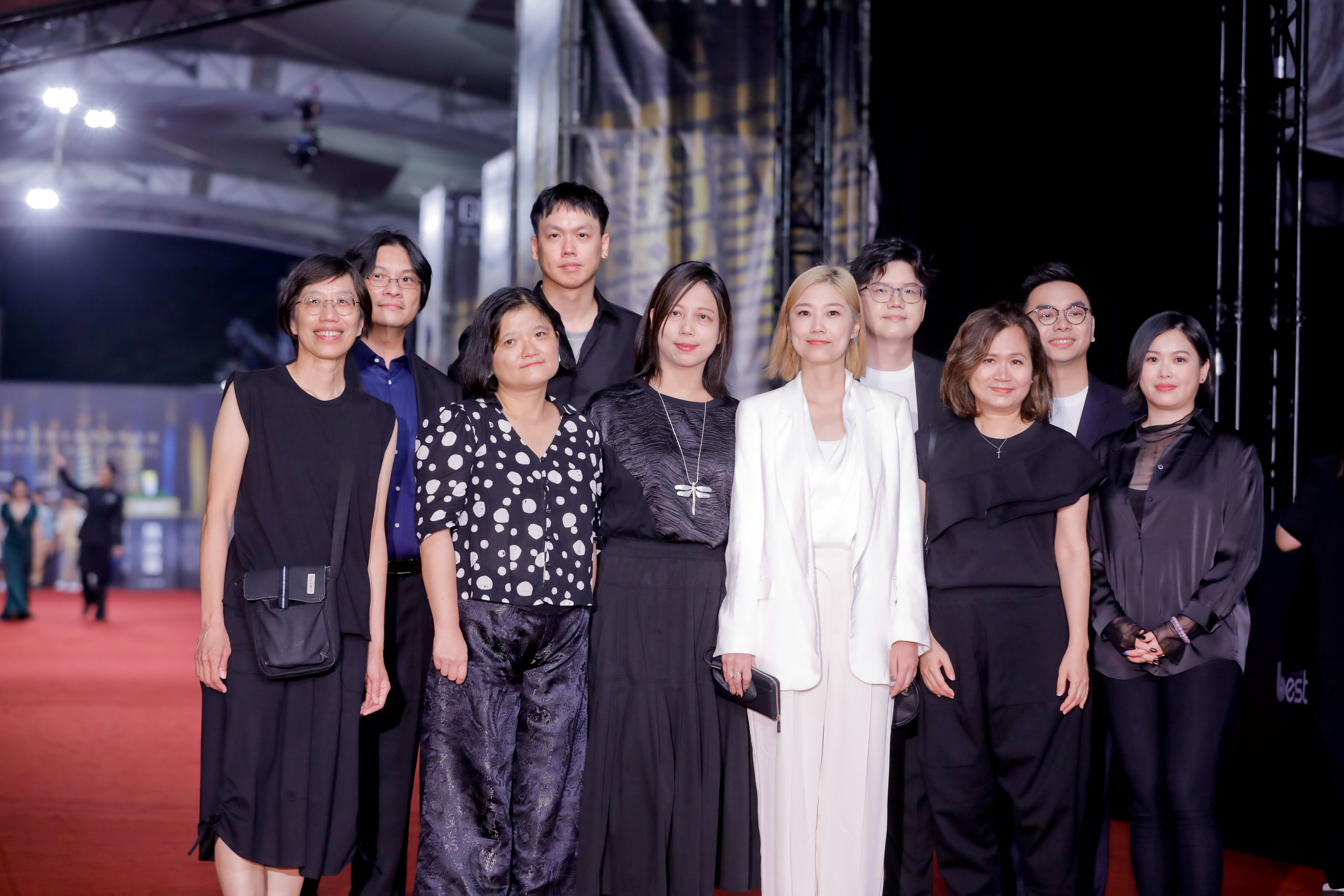 鏡電視《穿越圓山秘徑》製作群在星光大道上留影(鏡週刊照片提供)。