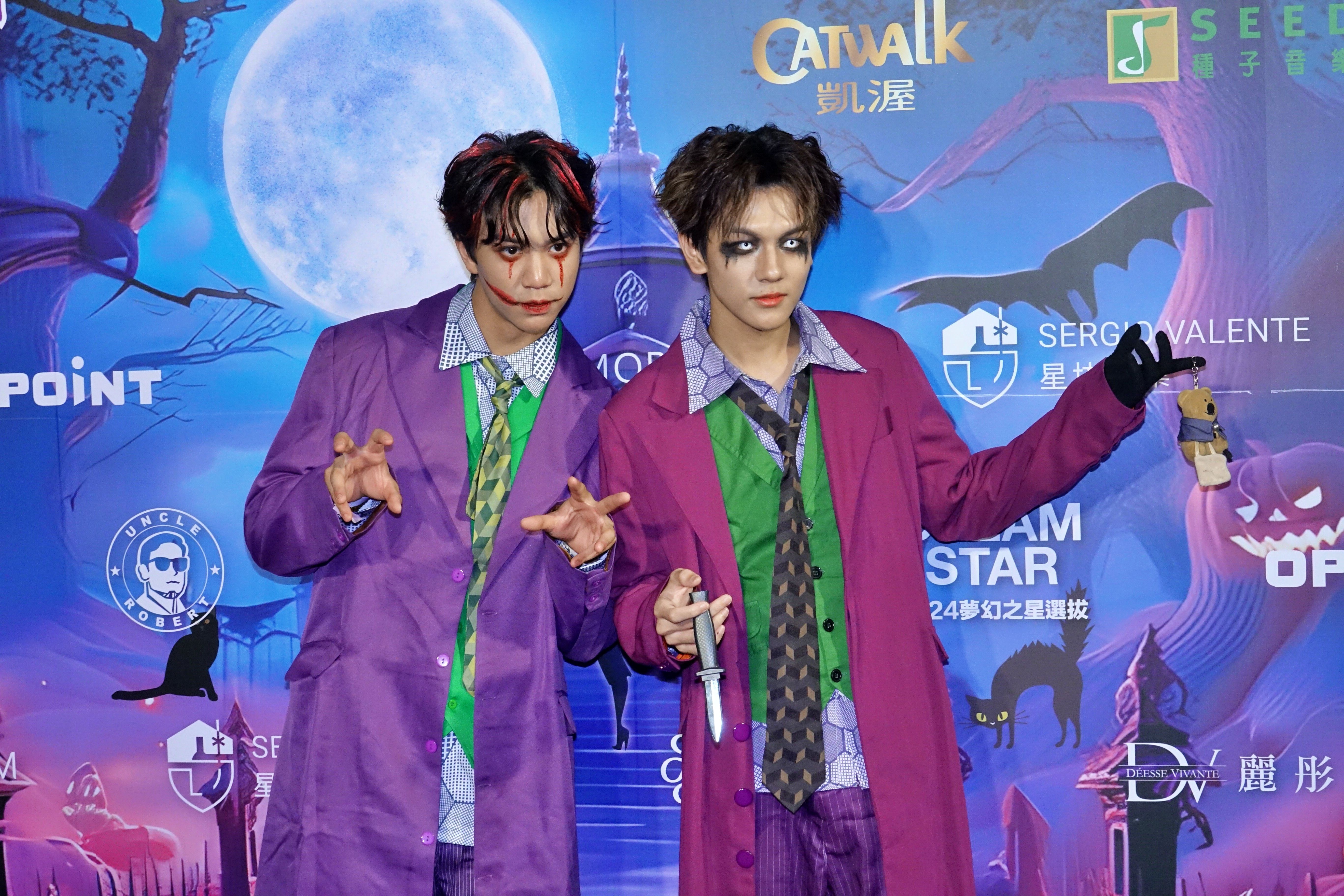 AcQUA源少年的李秉諭（左）、盧佾暘，也扮成經典《小丑》。（陳德興攝）