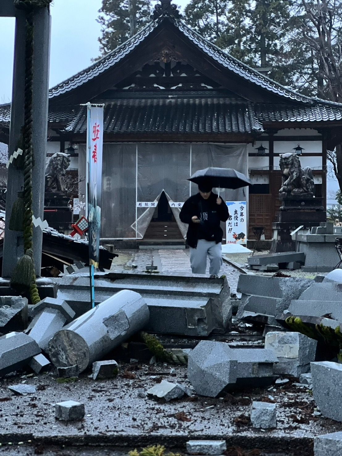 日本強震威力有多大？ 連神社都倒了，鏡電視派兩組特派記者前往災區前線，此為攝影記者洪偉韜 。