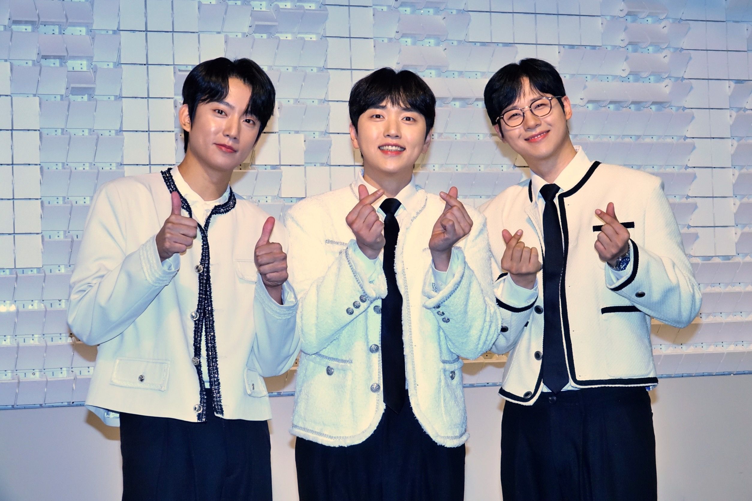 B1A4被拱牽手喝香菜汁　燦多滿臉好奇：我不怕 