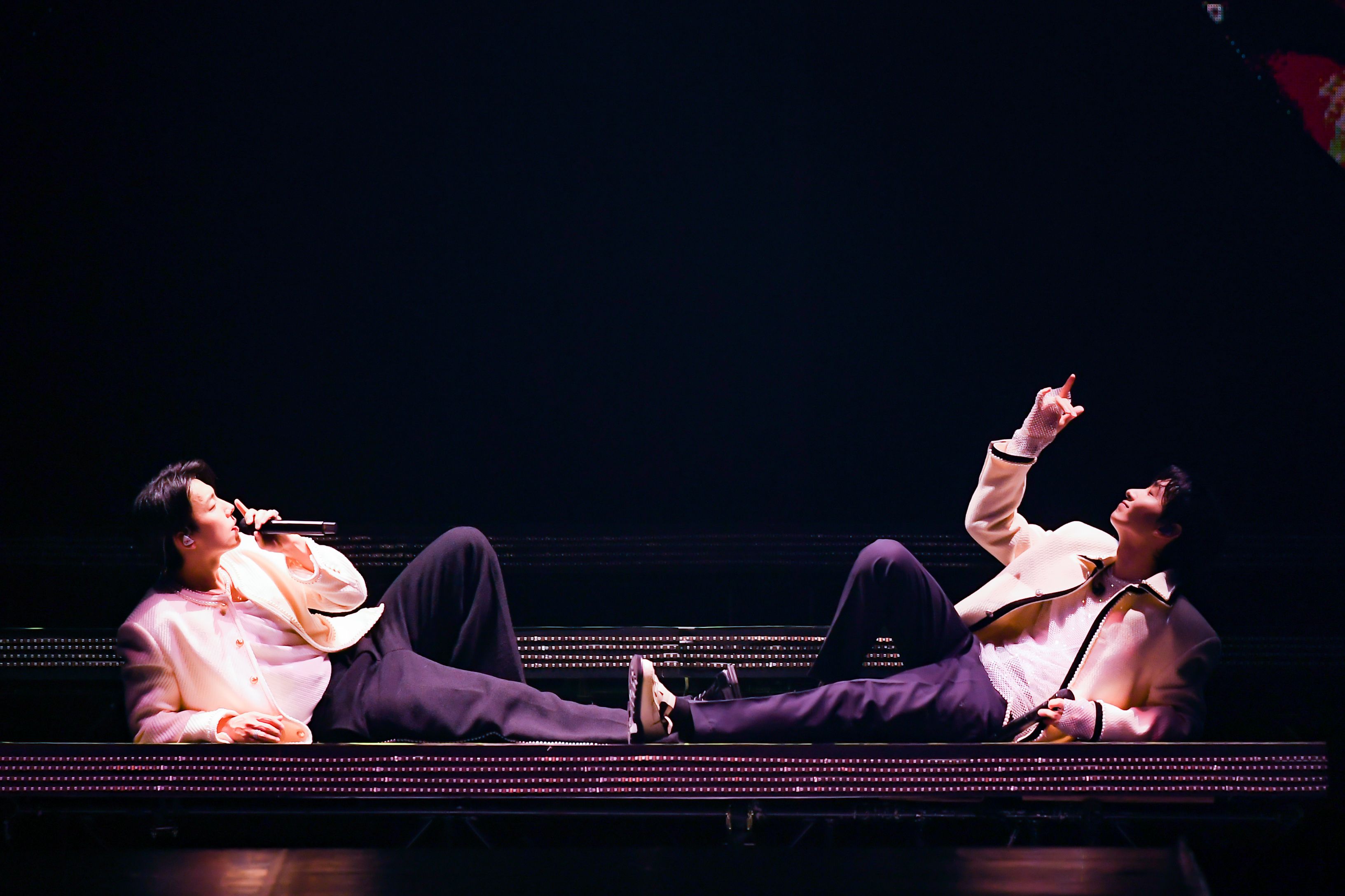 東海（右）與銀赫與進行排字應援的粉絲大合照。（藝尚提供）