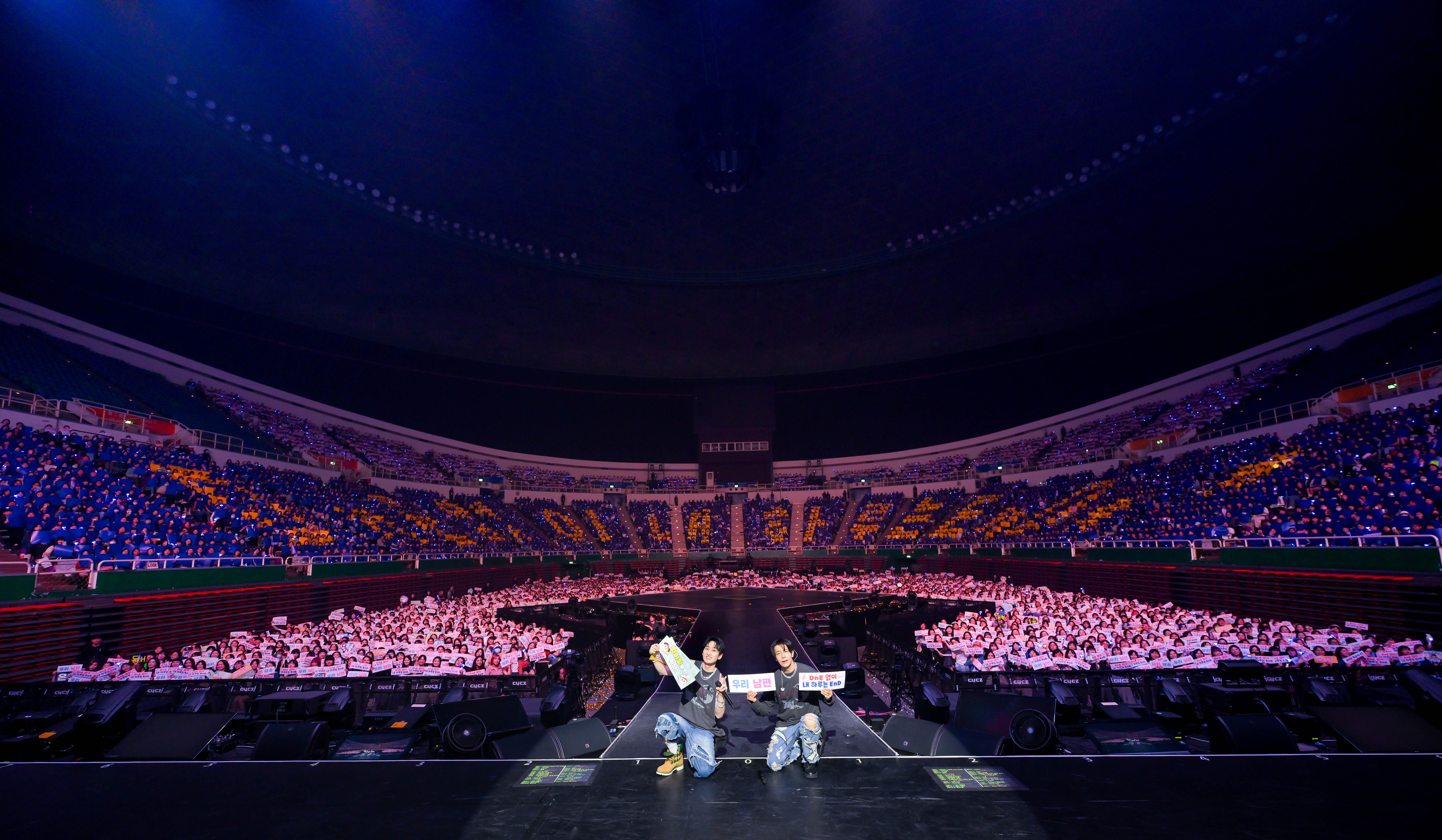 東海（右）與銀赫與進行排字應援的粉絲大合照。（藝尚提供）