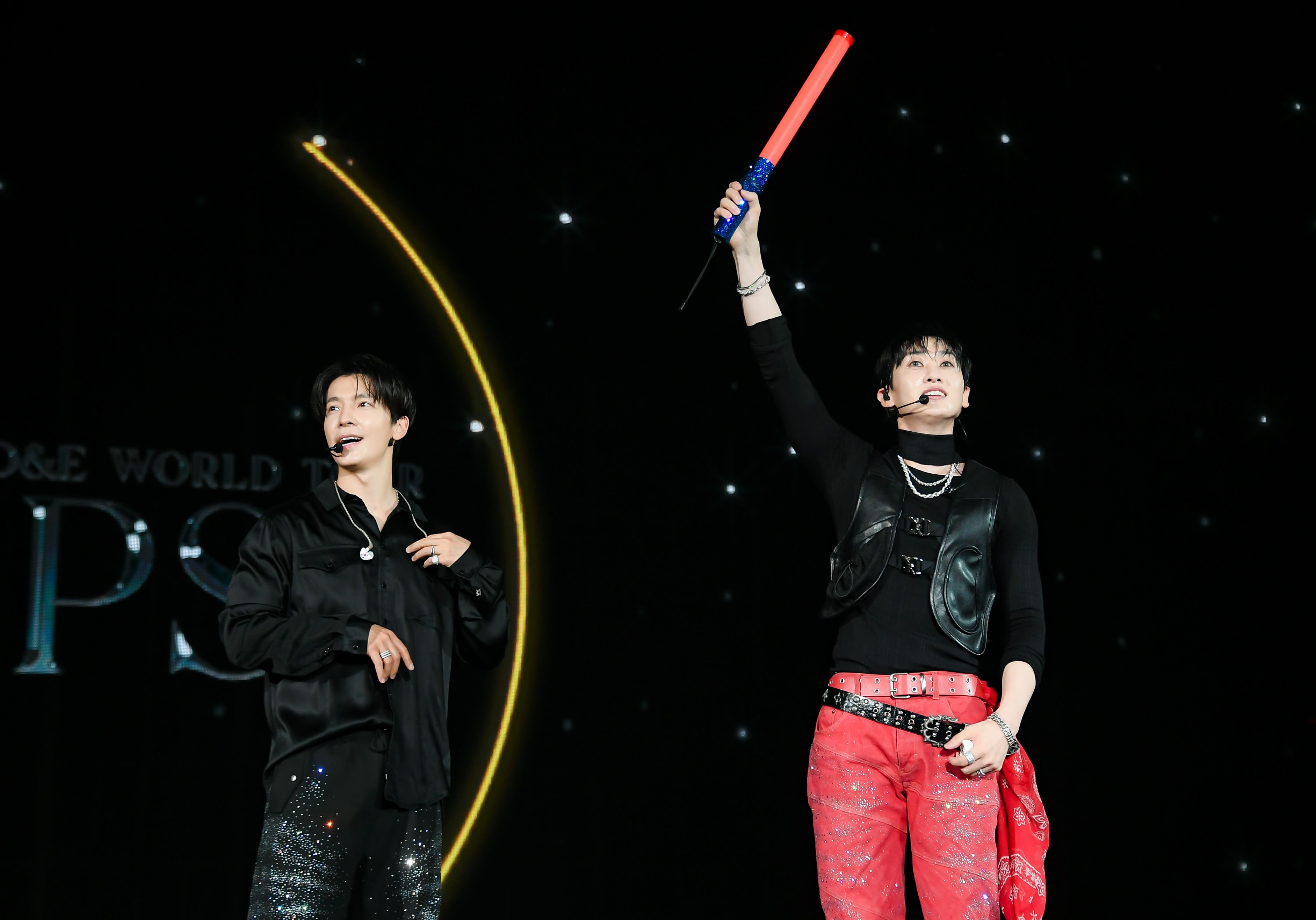 東海（右）與銀赫與進行排字應援的粉絲大合照。（藝尚提供）