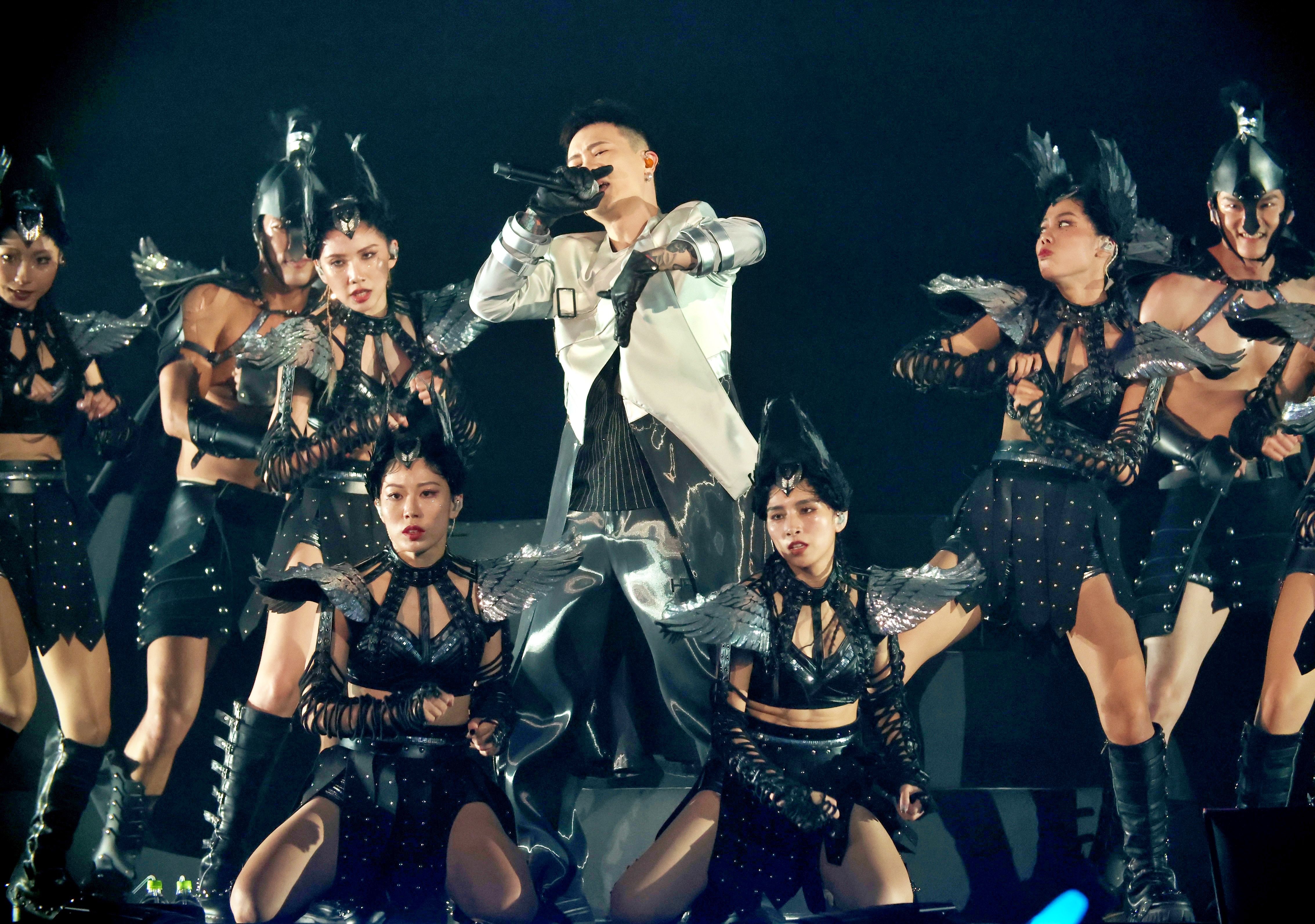 蕭秉治再攻蛋「重生」哭了 加碼唱〈簡單愛〉虧歌迷:買不到周杰倫票