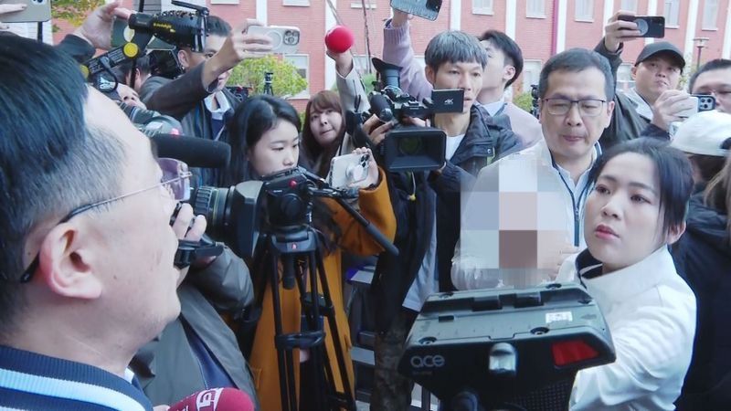 志工宣傳罷免徐巧芯「遭男子比中指」　罷團：還故意再一次