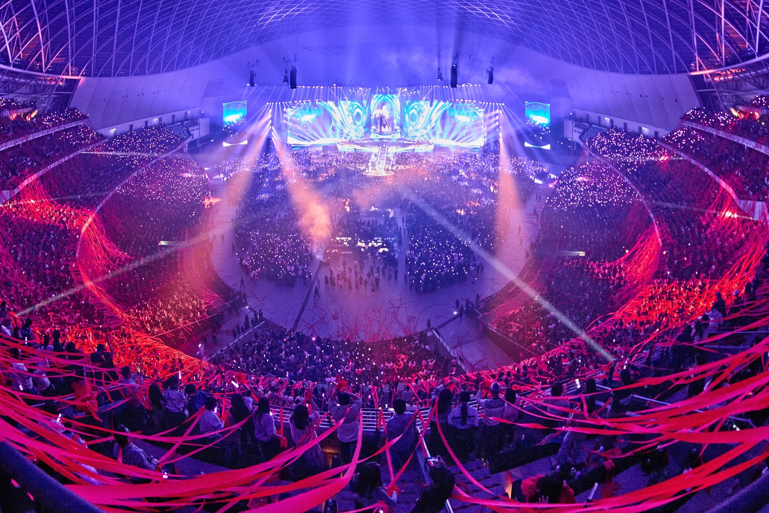 4萬歌迷丟著彩帶海，十分壯觀。（聲動娛樂提供）