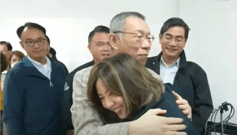 柯文哲踏入民眾黨上演「抱抱秀」　簡舒培批串證大會目無法紀