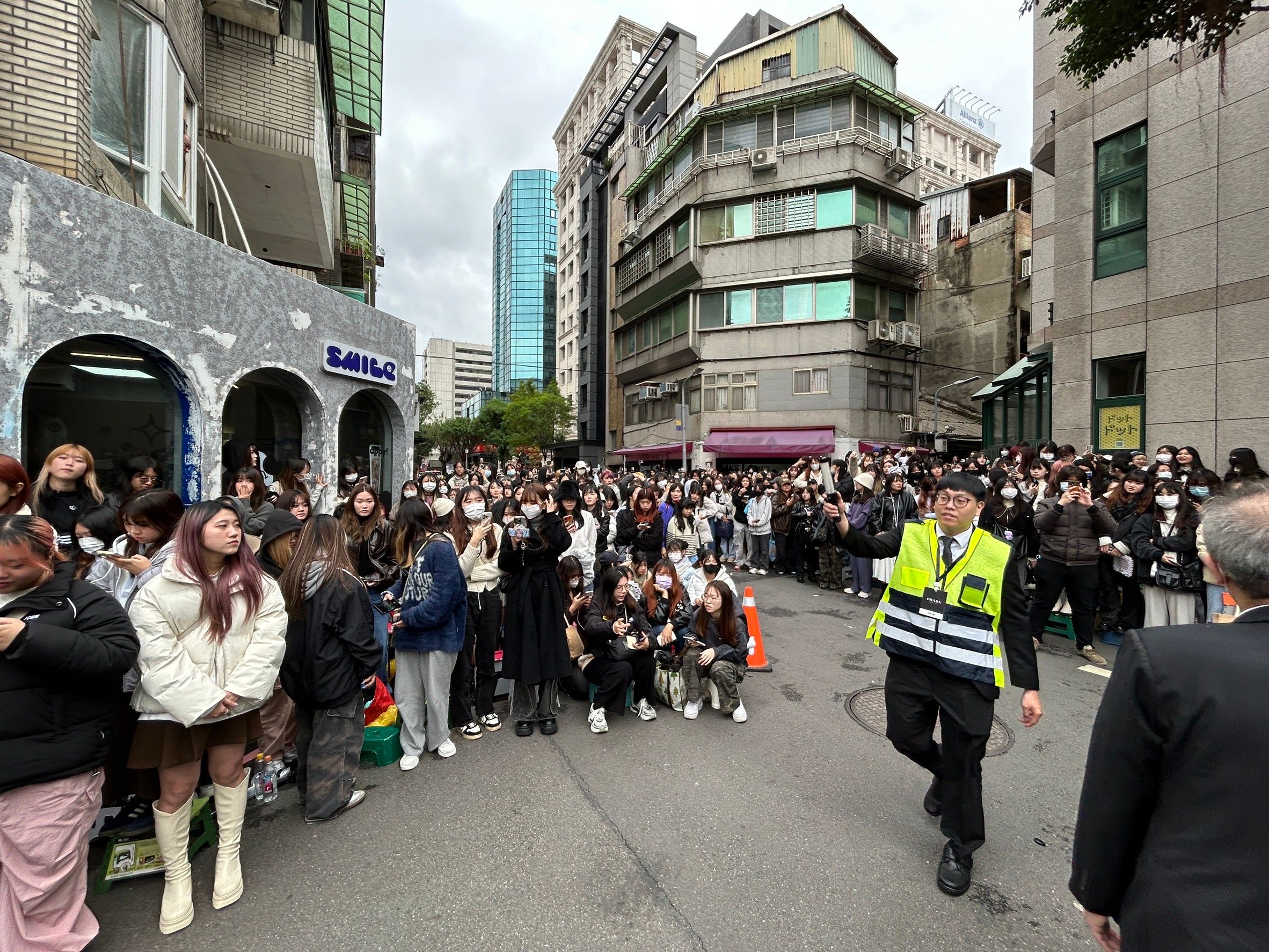 ENHYPEN的粉絲一早就等在快閃店，顯見他們的人氣。（陳德興攝）