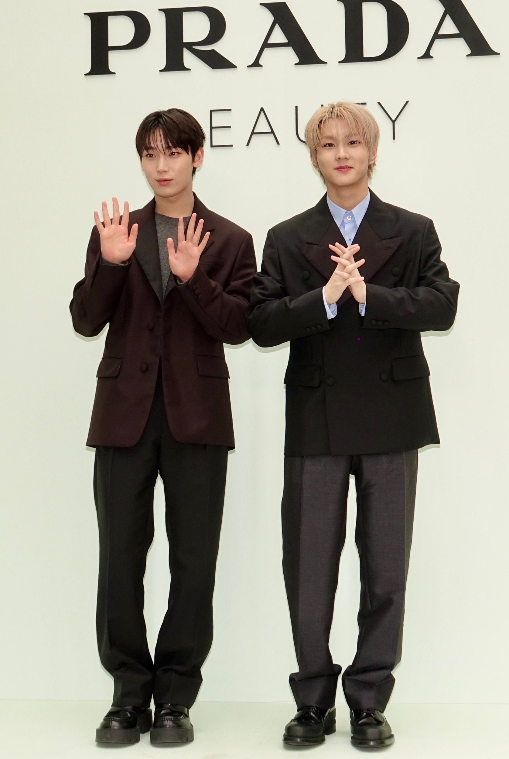 ENHYPEN 梁禎元（右）、金善禹向粉絲揮手打招呼。（陳德興攝）