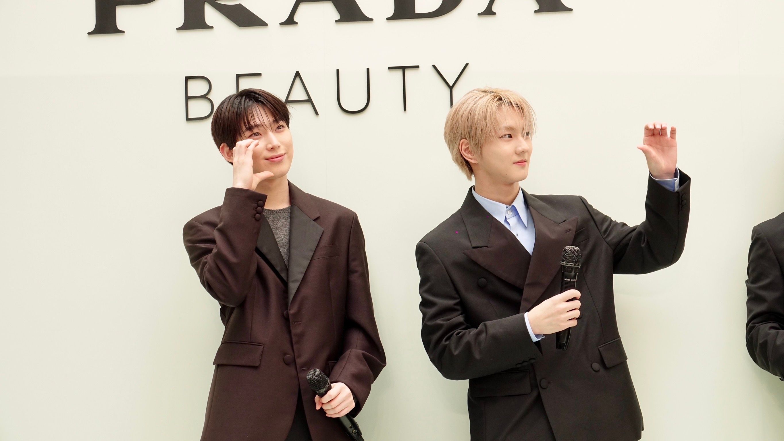 ENHYPEN 梁禎元（右）、金善禹做足粉絲服務。（陳德興攝）