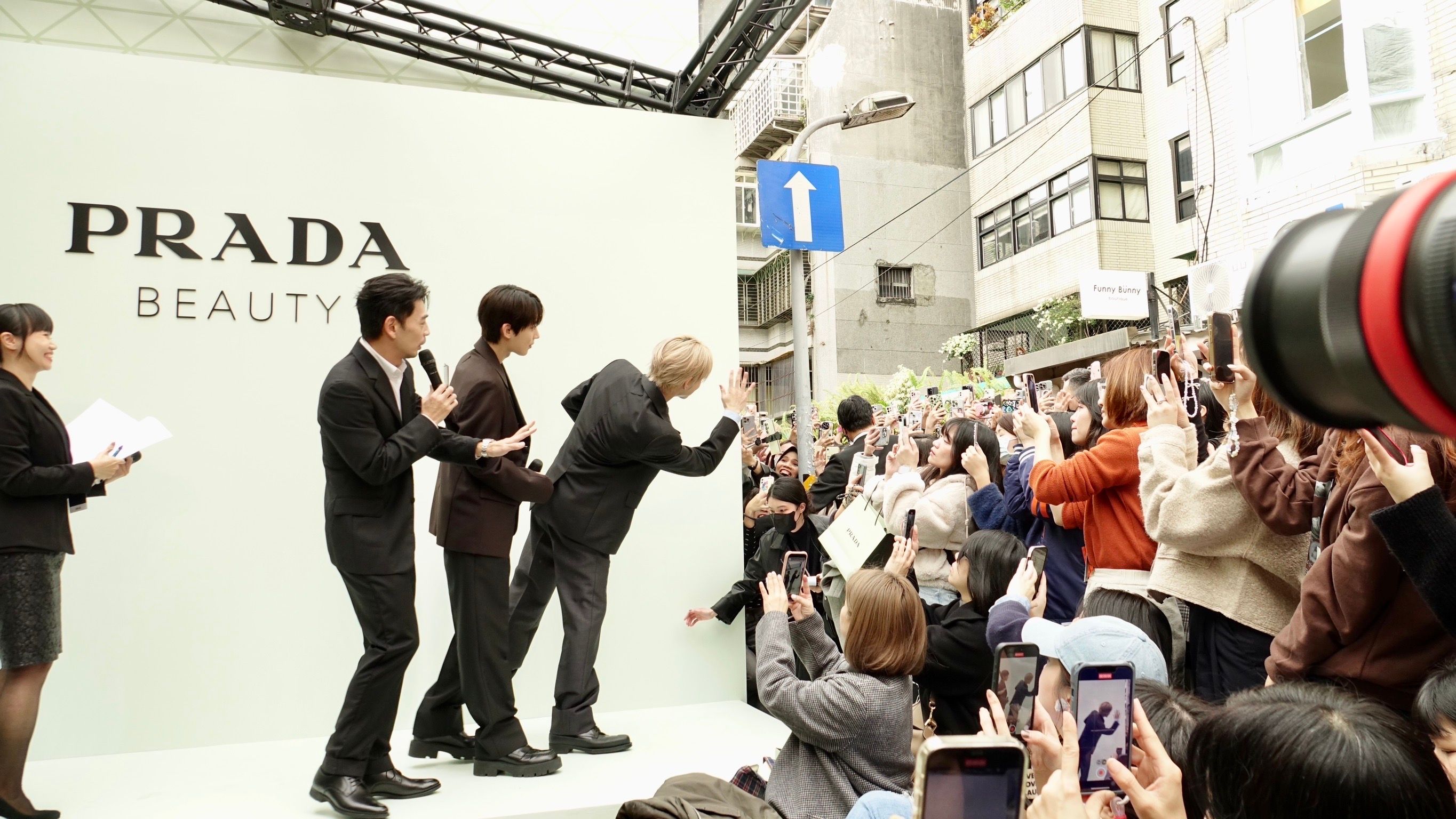 ENHYPEN 梁禎元（右）、金善禹向各區粉絲打招呼。（陳德興攝）