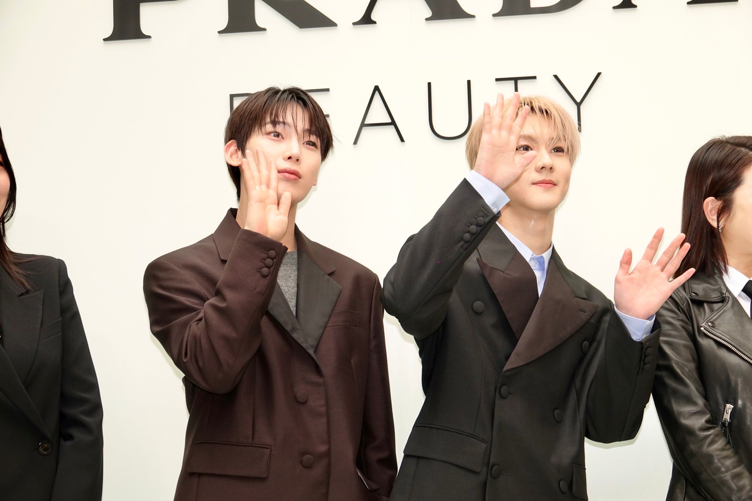 ENHYPEN 梁禎元（右）、金善禹向粉絲揮手打招呼。（陳德興攝）