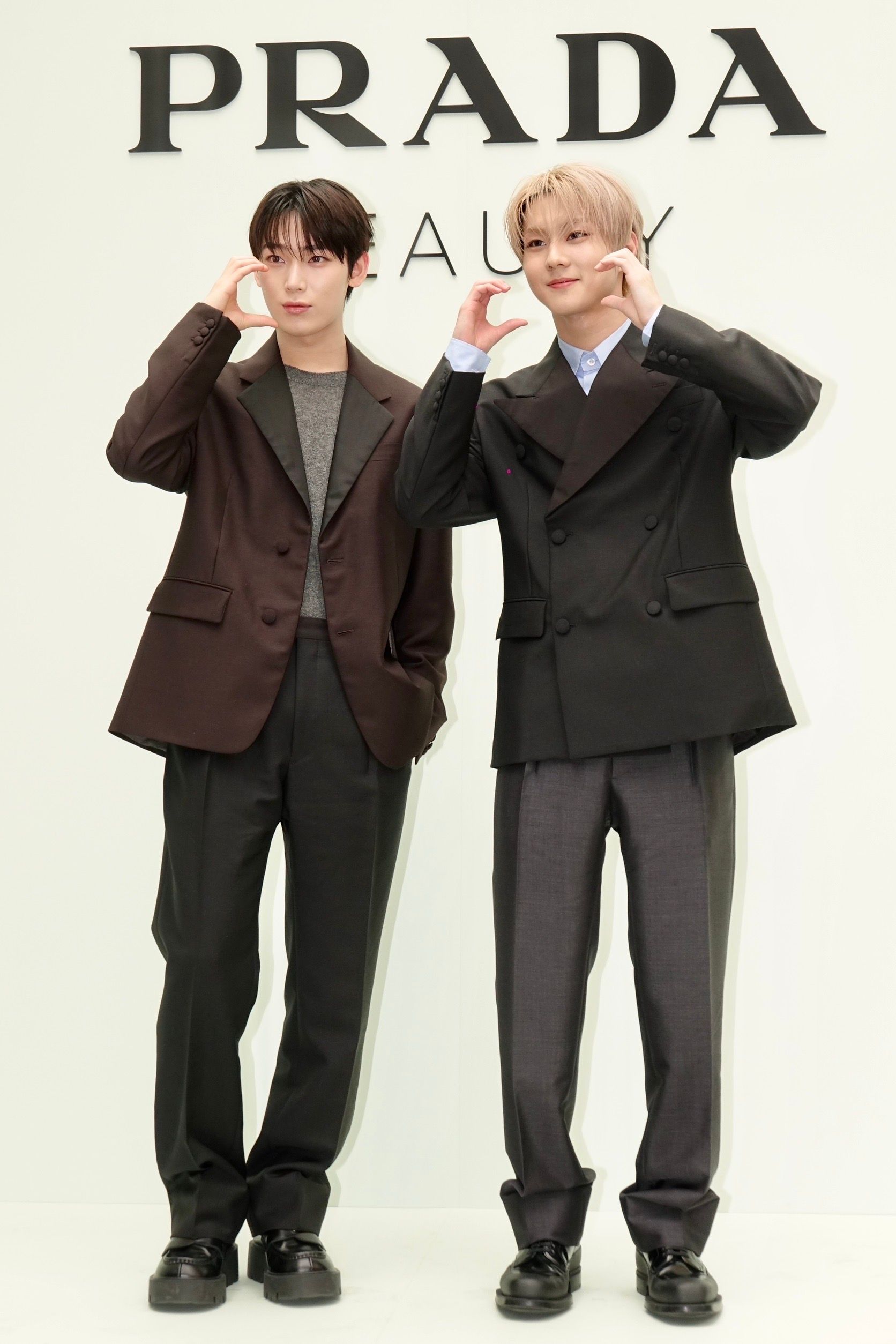 ENHYPEN 梁禎元（右）、金善禹比起臉頰愛心。（陳德興攝）