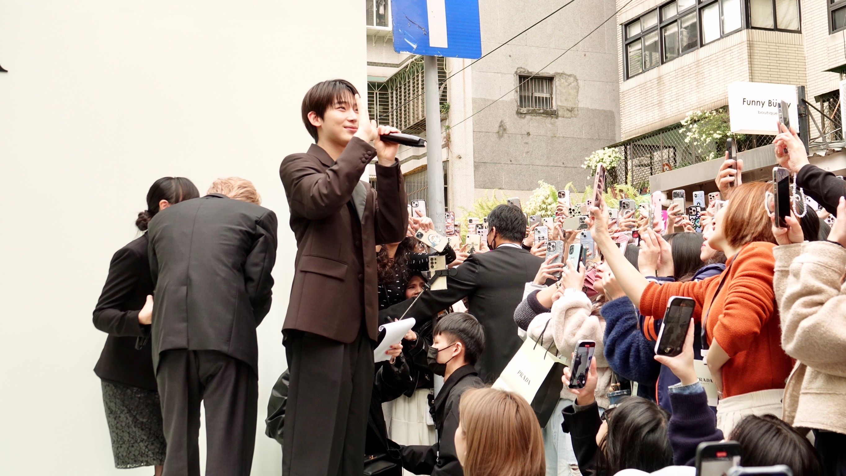 ENHYPEN帥氣揮手，粉絲瘋狂尖叫。（陳德興攝）