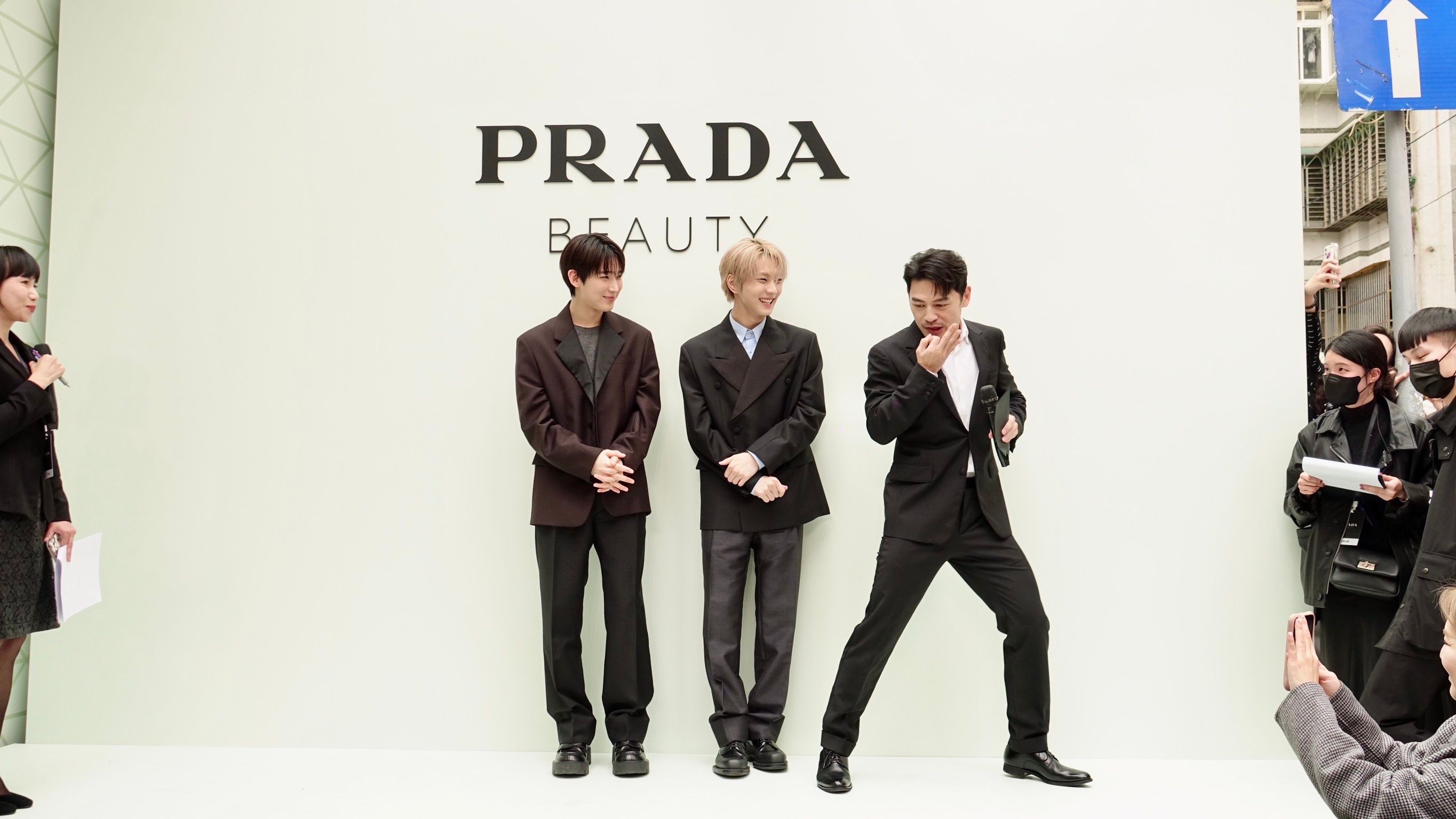 ENHYPEN看著阿Ken跳舞，露出笑容。（陳德興攝）