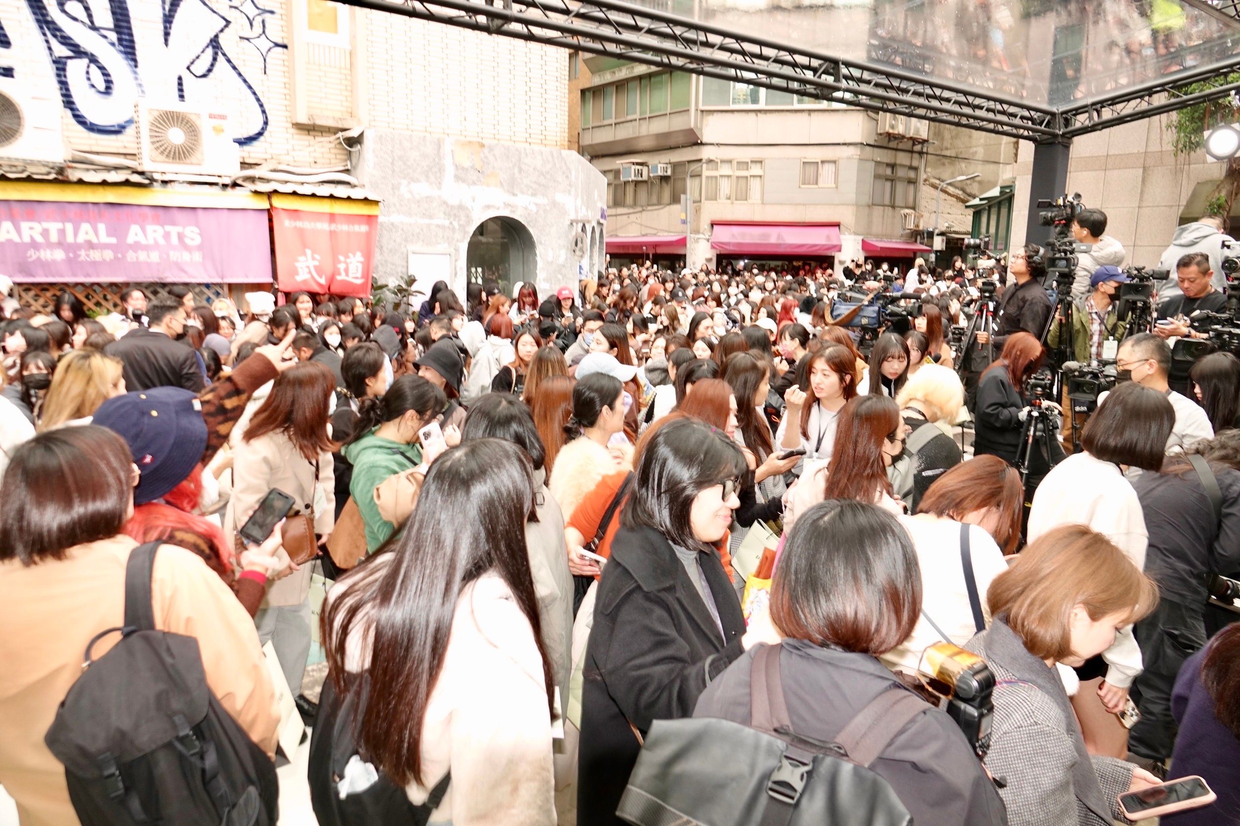 ENHYPEN的粉絲擠爆中山鬧區。（陳德興攝）