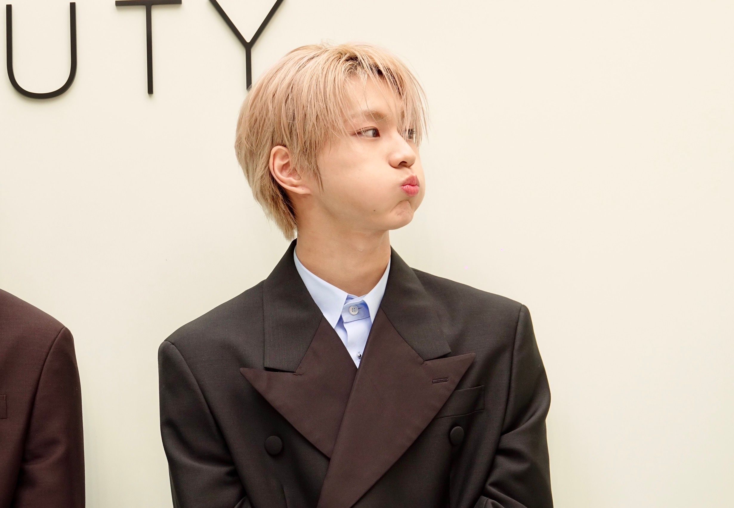 ENHYPEN 梁禎元嘟起嘴，讓粉絲搶拍。（陳德興攝）