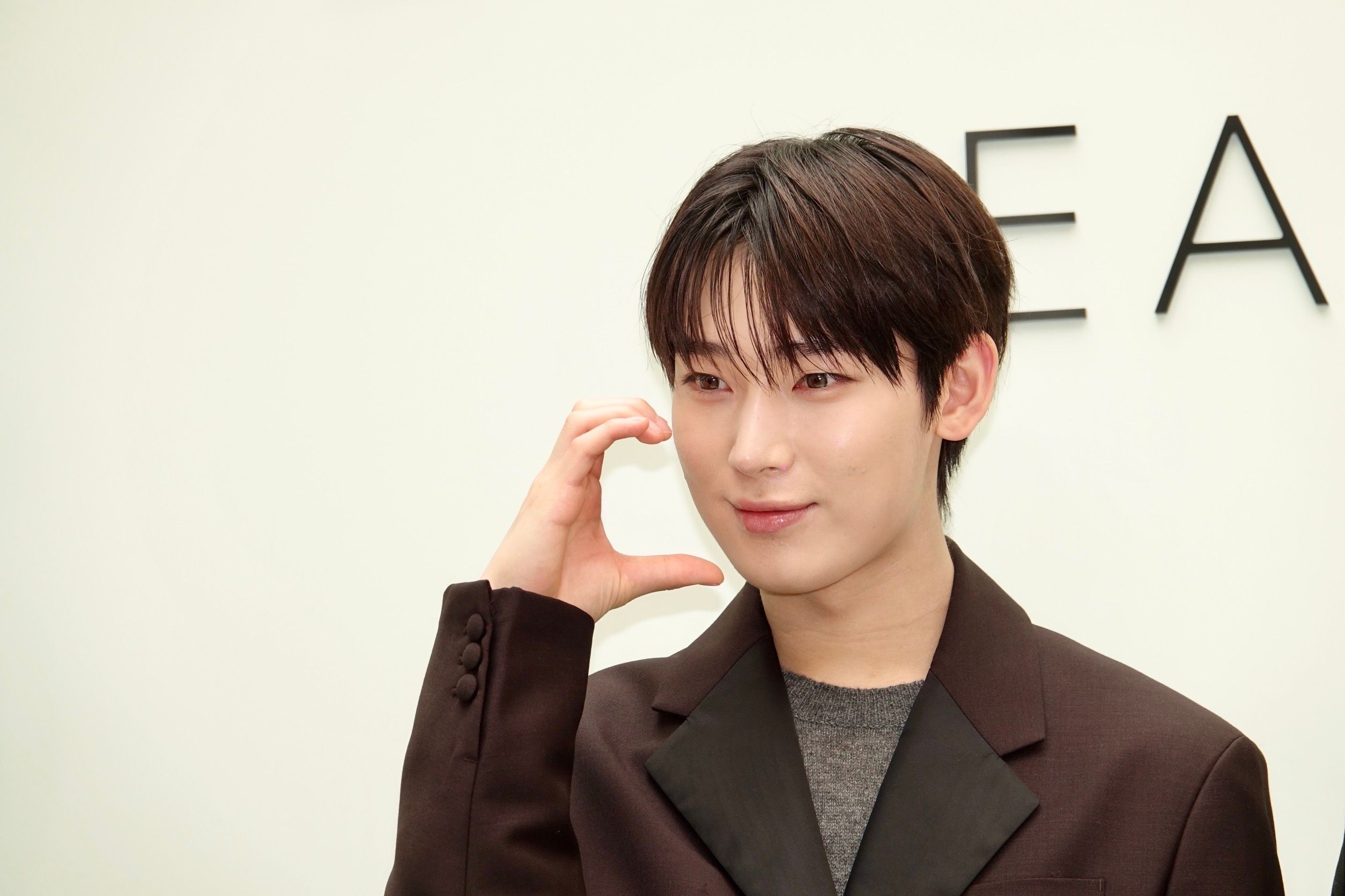 ENHYPEN金善禹比起臉頰愛心。（陳德興攝）