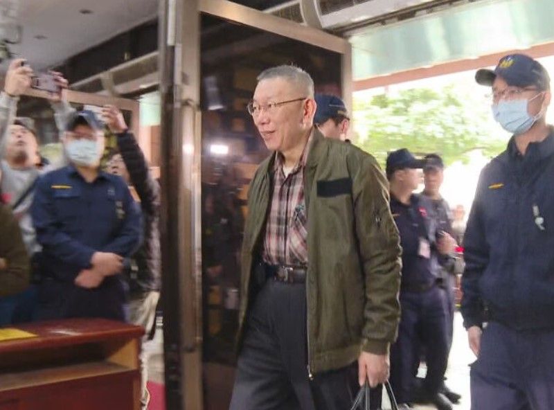 柯文哲到新竹看住院父「接開庭通知急返程」　微笑現身北院