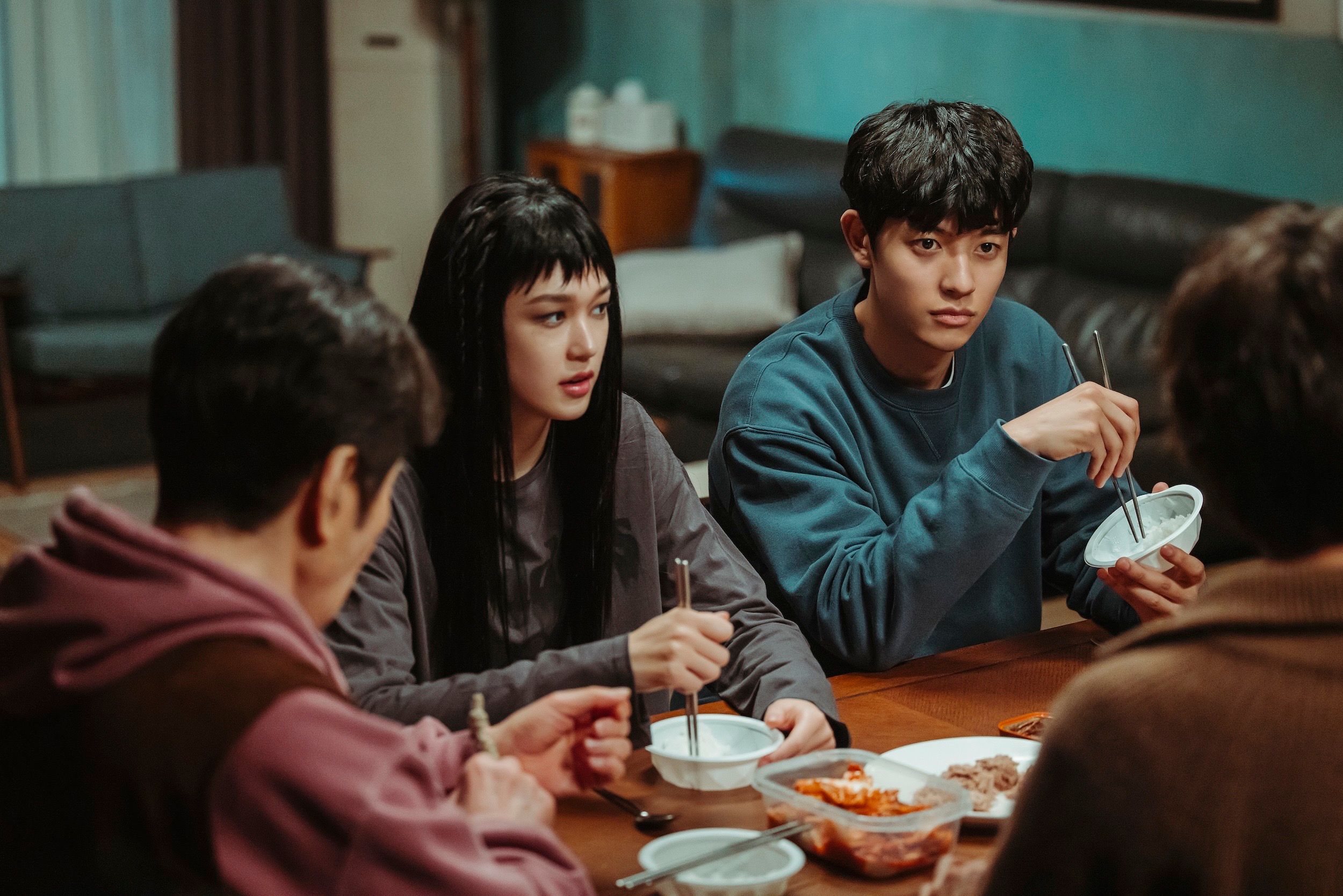 裴斗娜（中）領軍《家族計畫》演員群向台灣觀眾問好。（friDay影音提供）