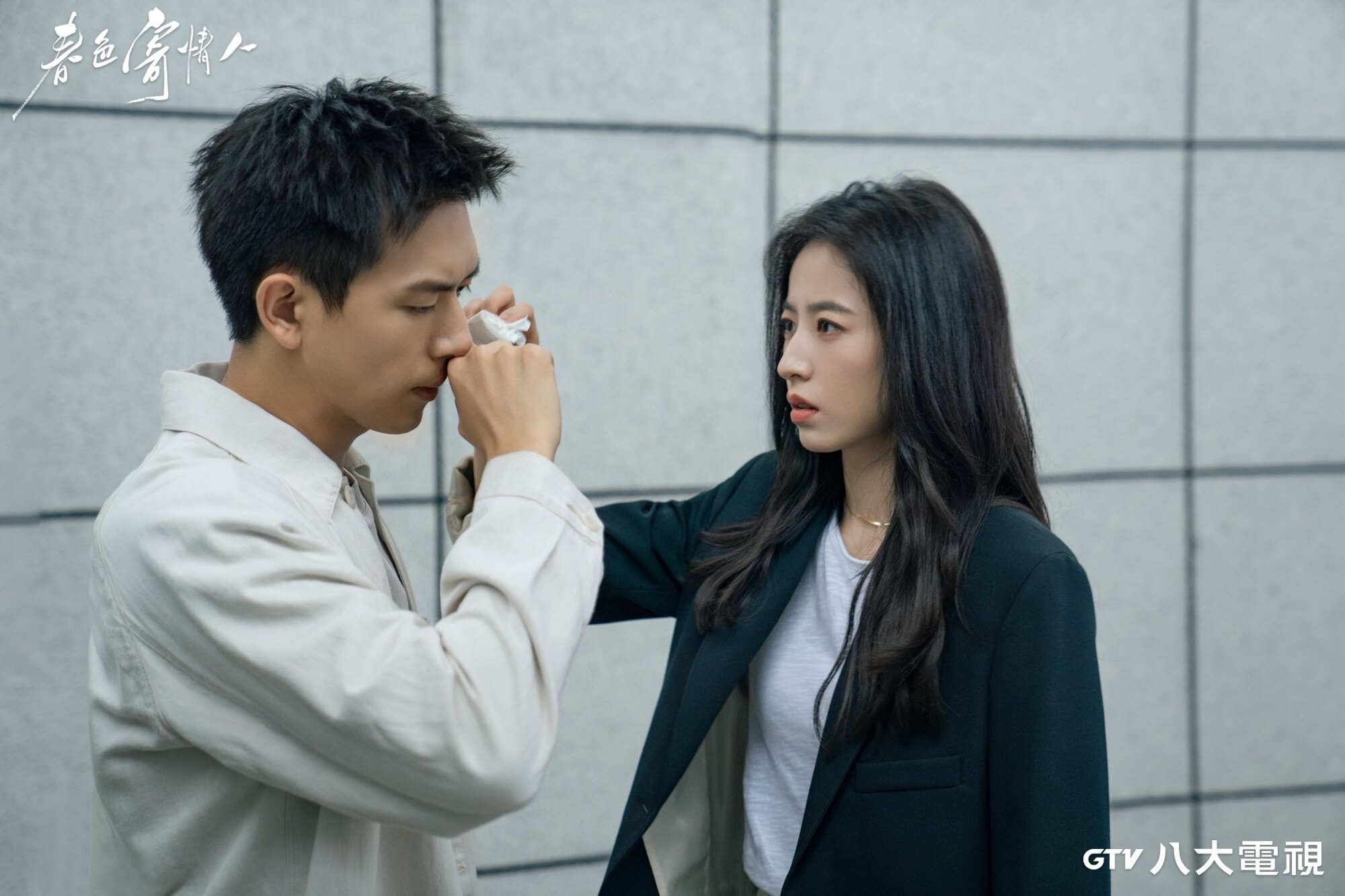 李現在《春色寄情人》飾演遺體整容師。（八大提供）