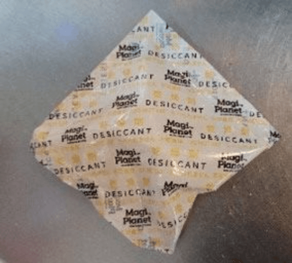 民眾吃「蜜香起司雪花脆雞」卻發現表面有小珠珠，肯德基致歉坦承是乾燥劑。（台北市衛生局提供）