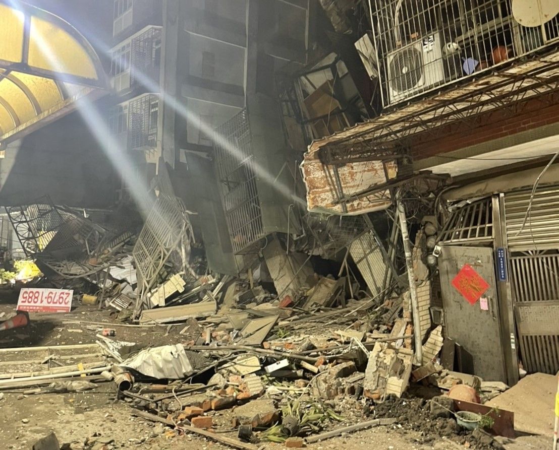 三重建案開挖地基掏空　鄰宅「傾斜惡化」整棟倒塌了