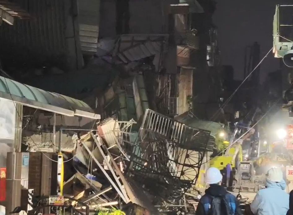 公寓只剩斷垣殘壁。（鏡新聞）