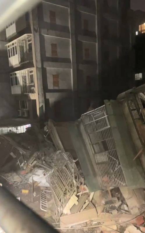 公寓只剩斷垣殘壁。（鏡新聞）