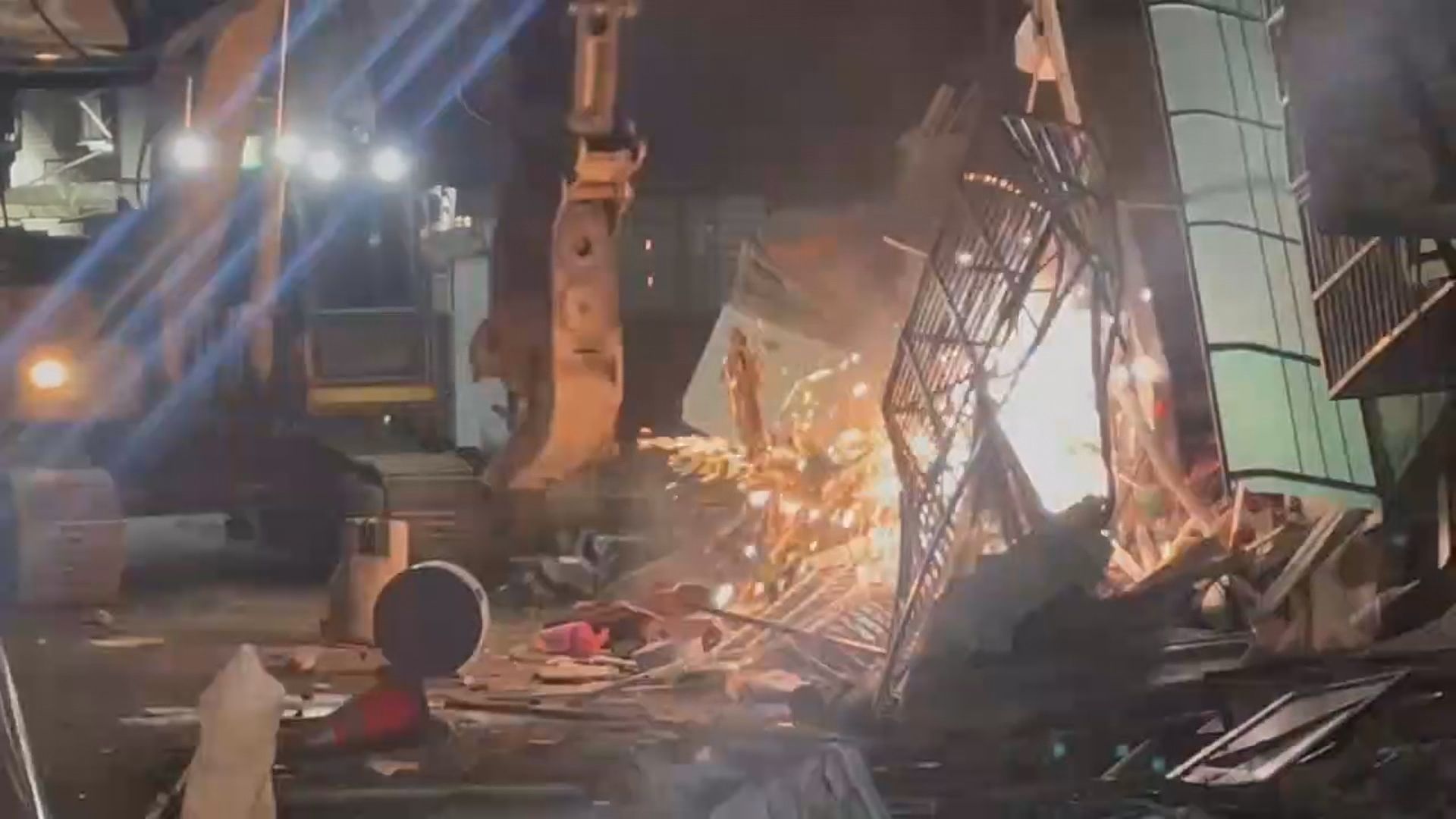 三重建案害鄰近民宅倒塌！　工務局連夜拆除危樓