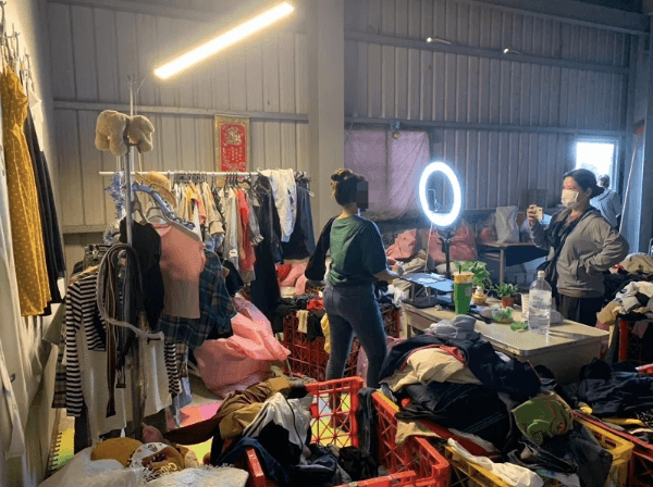 失聯移工賣二手衣「10秒賣1件」忙到組團隊　直播遭逮傻住