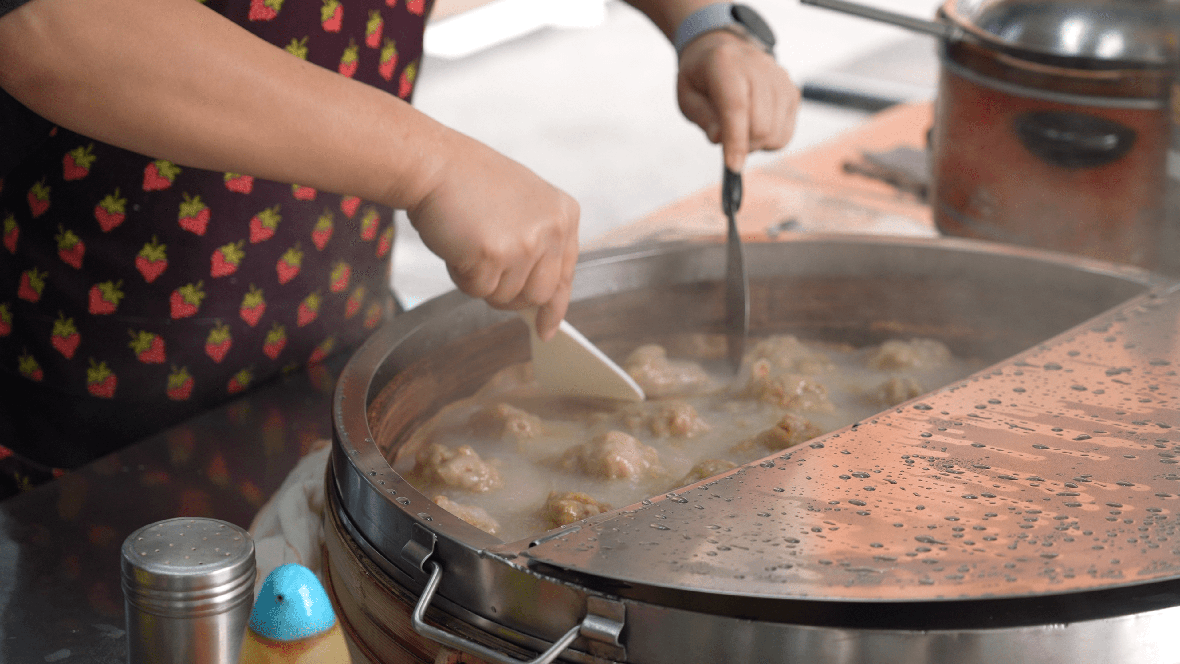 高雄許肉圓的外表，小巧一顆，如同荷包蛋。（鏡新聞）