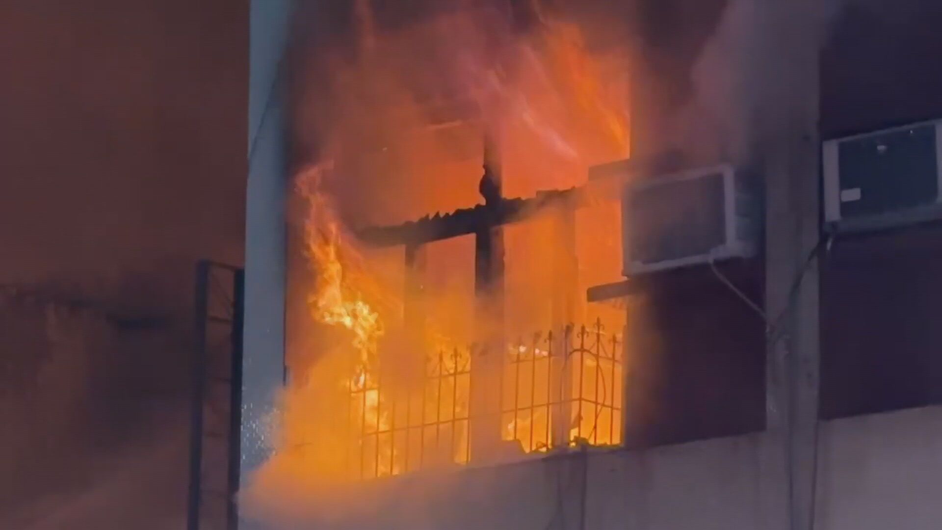 疑「電線走火」木工倉庫深夜祝融　延燒2棟透天厝