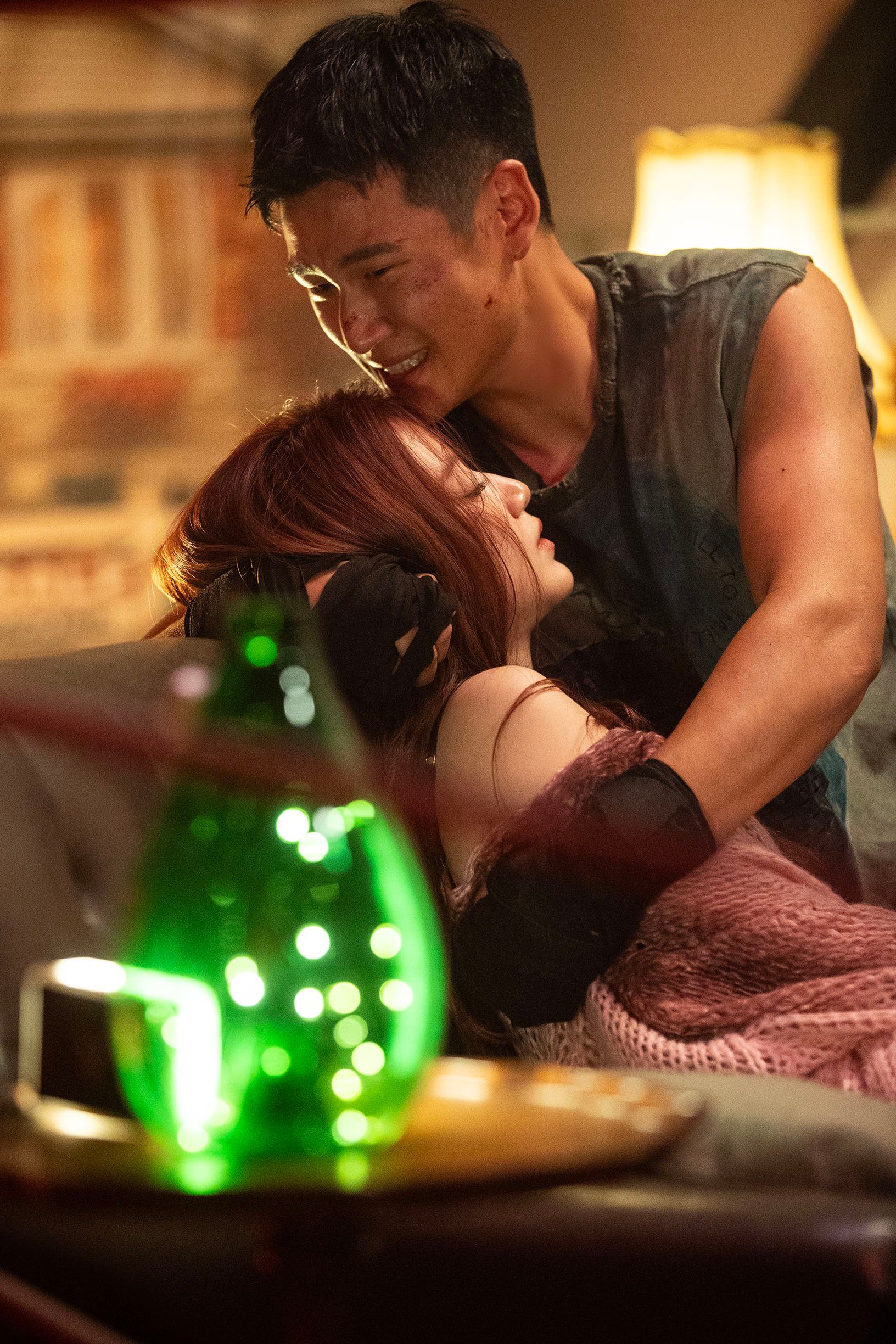 導演殷振豪（左起）為周興哲、舒華拍MV。（星空飛騰提供）